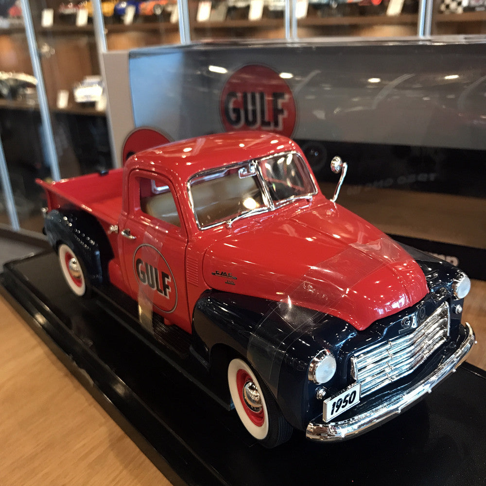 GreenLight 1:18 1950 GMC 150 Gulf Oil with Vintage Gulf Gas Pump 12984