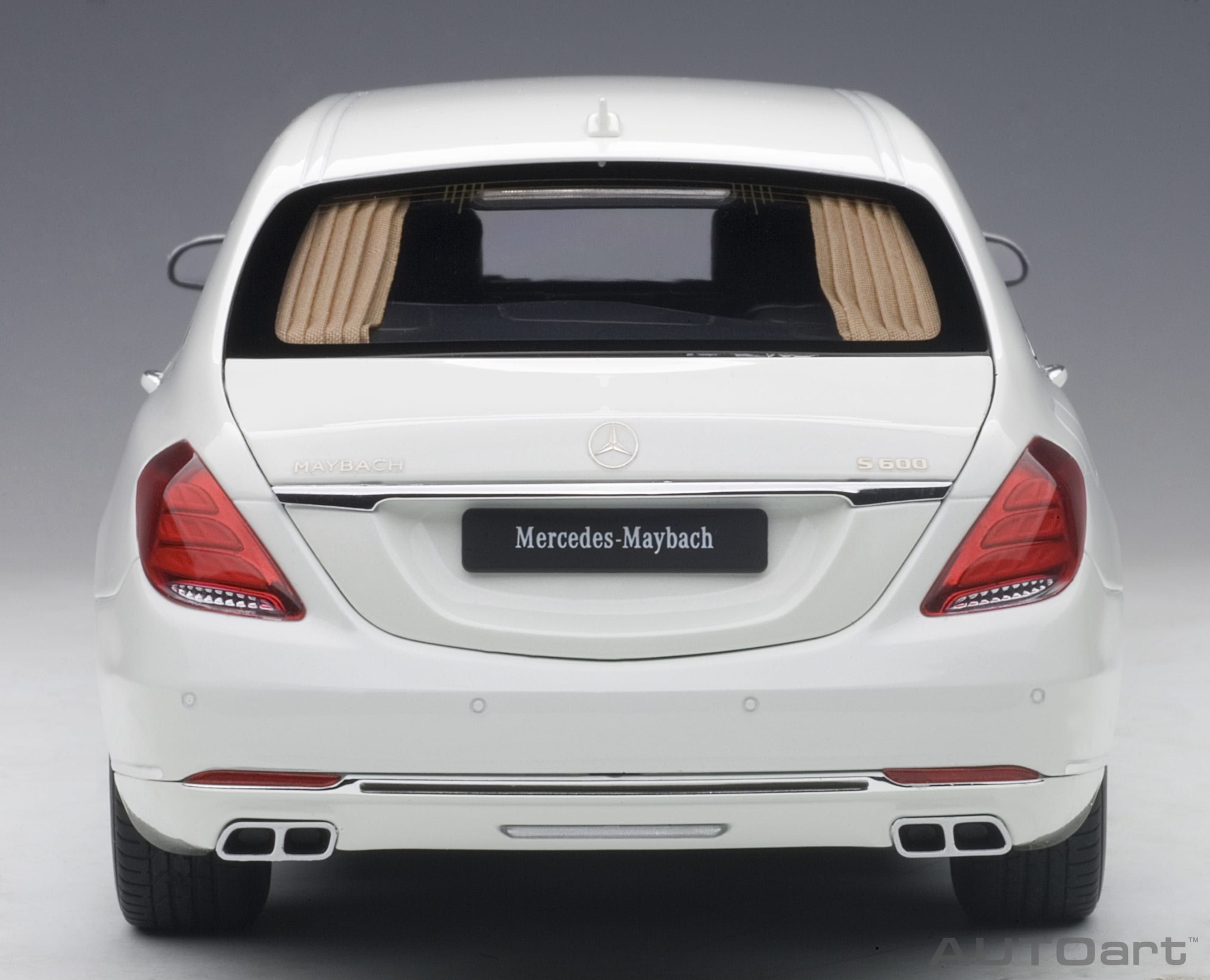 AUTOart 1:18 Mercedes-Maybach S-Klasse S600 Pullman White 76296
