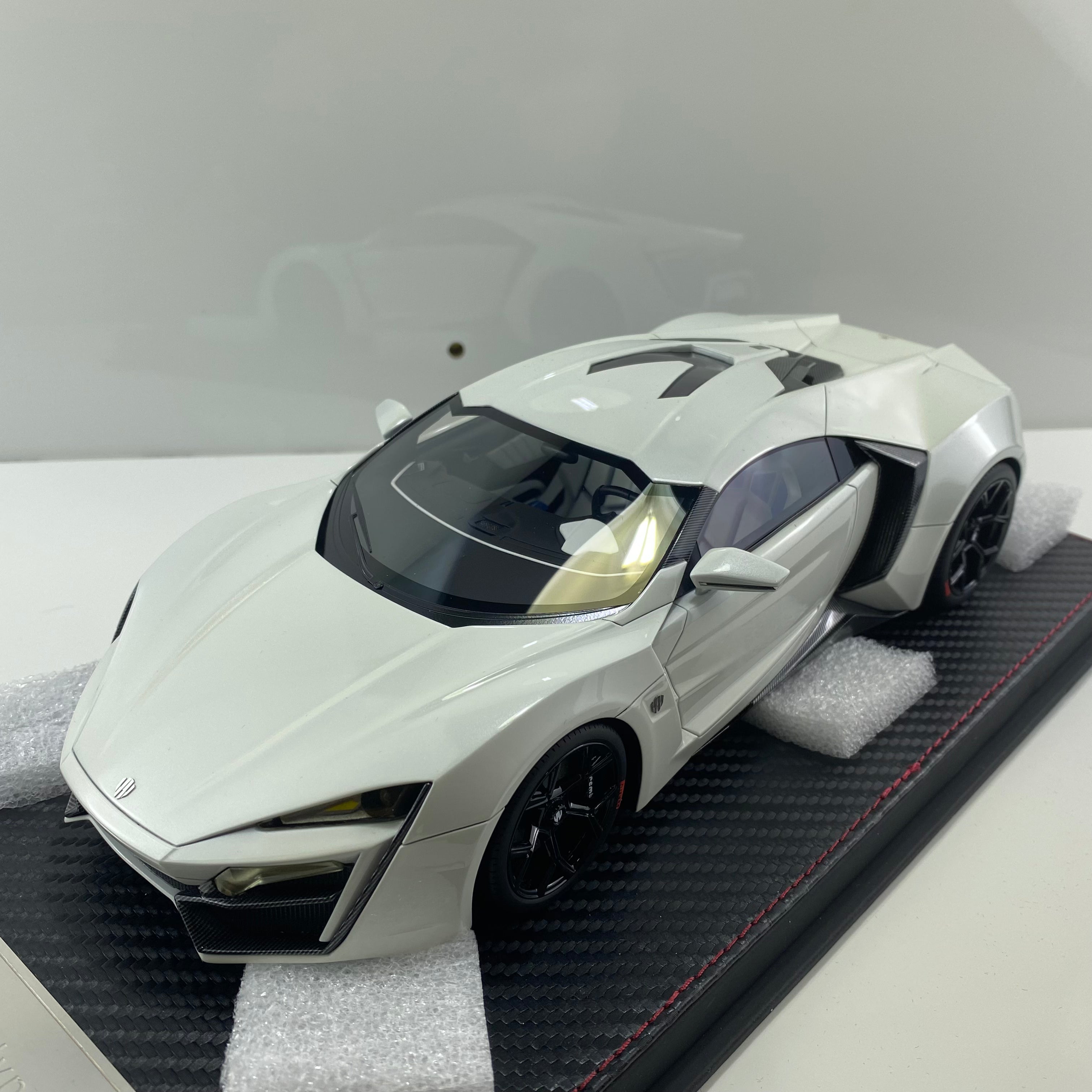 Frontiart 1:18 W Motor Lykan Hypersport Pearl White F030-29