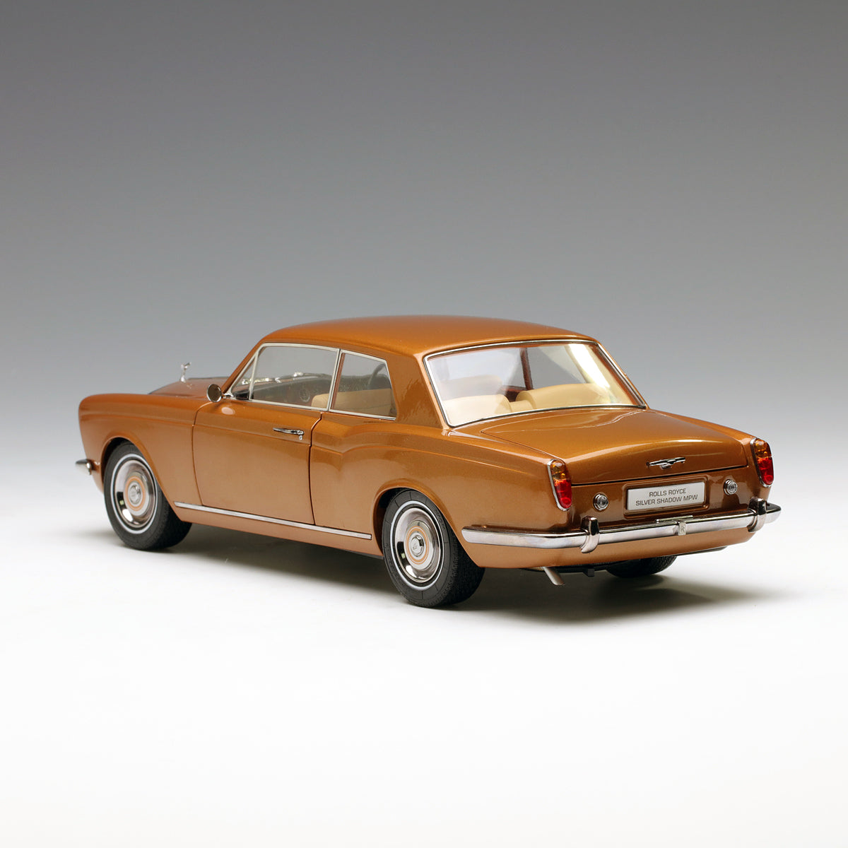 Paragon 1:18 Rolls Royce Silver Shadow MPW Orange PA-98205