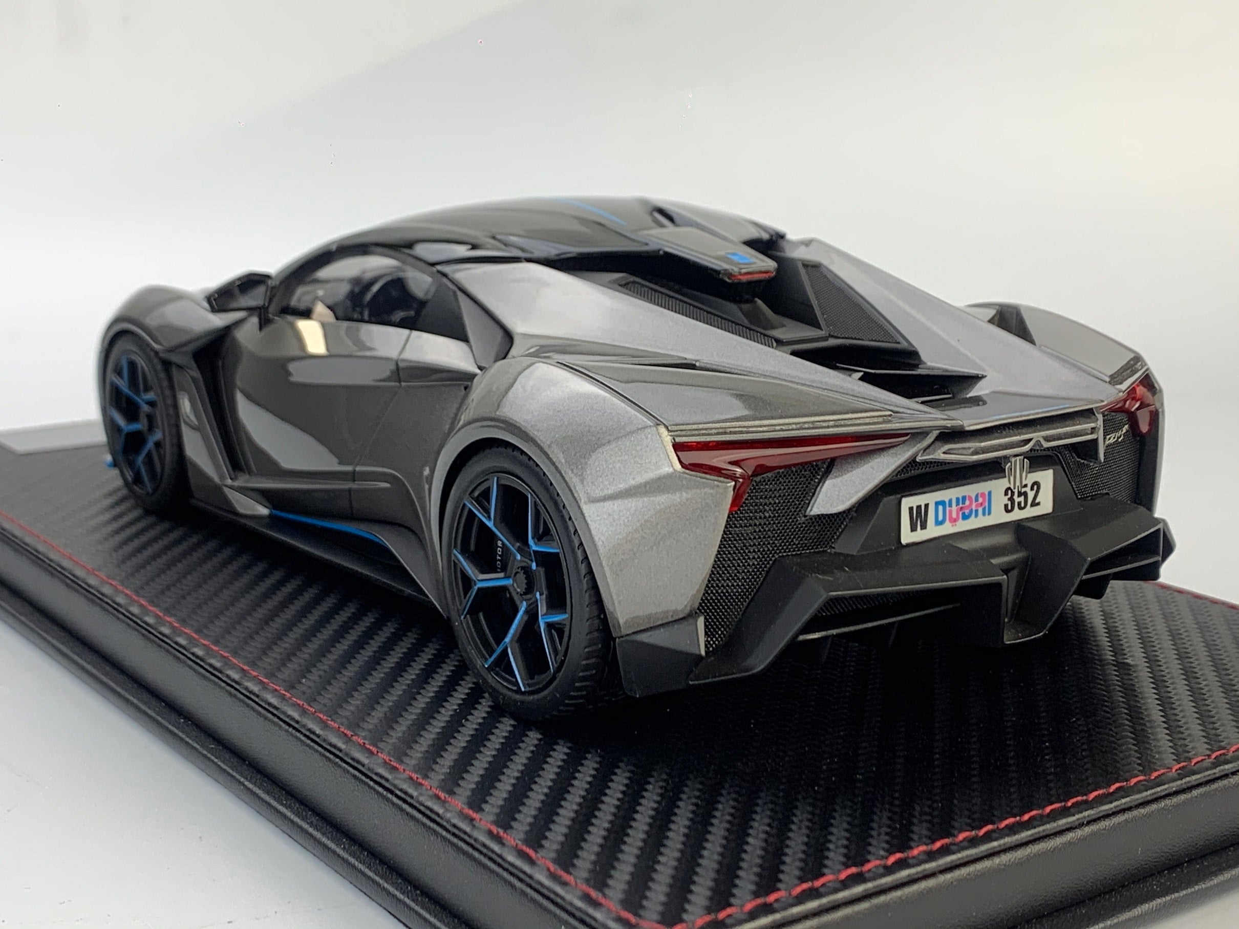 Frontiart SophiArt 1:18 W Motor Fenyr Supersport Metallic Grey SA003-14