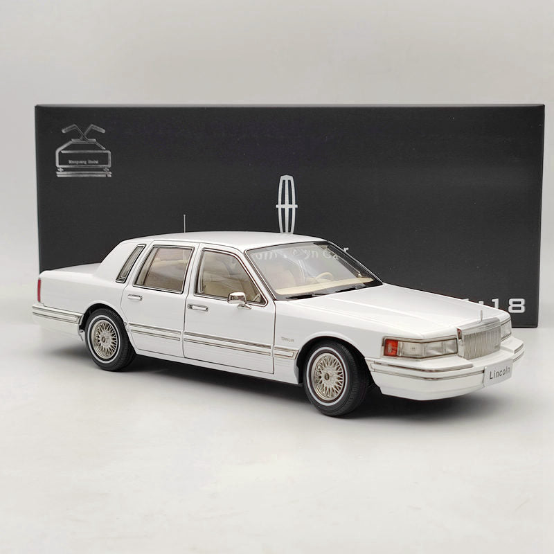 1/18 Lincoln Towncar V8 1993-1995 Super Diecast model (Leather seat) White