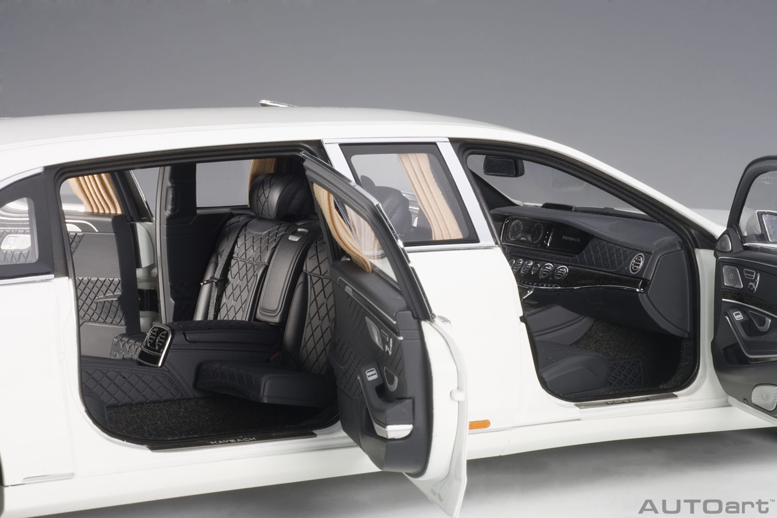 AUTOart 1:18 Mercedes-Maybach S-Klasse S600 Pullman White 76296