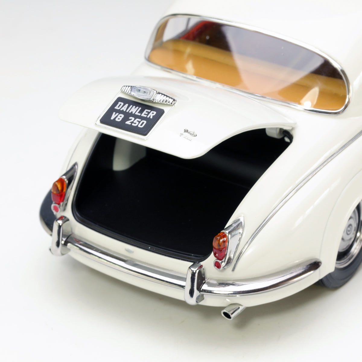 Paragon 1:18 Daimler 250 V8 1967 O.E. White PA-98313