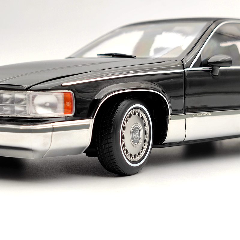 1:18 GM Cadillac Fleetwood Sedan 1993 Black Diecast Miniature Model Car Edition Collection Auto Gift