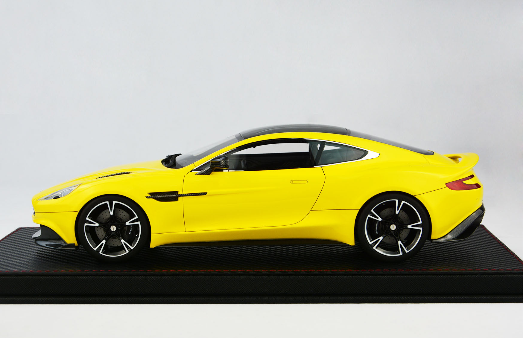 Frontiart AvanStyle 1/18 Aston Martin Vanquish S Yellow AS018-121