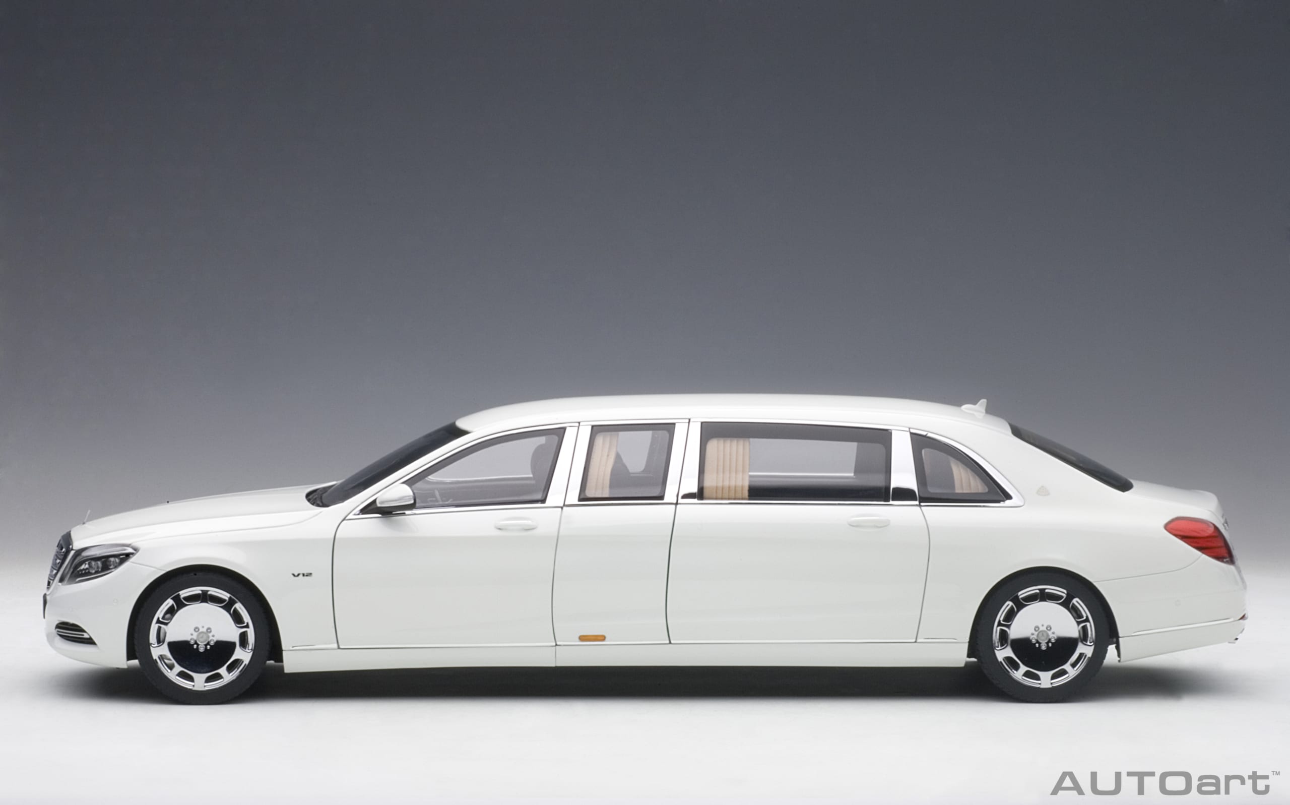 AUTOart 1:18 Mercedes-Maybach S-Klasse S600 Pullman White 76296