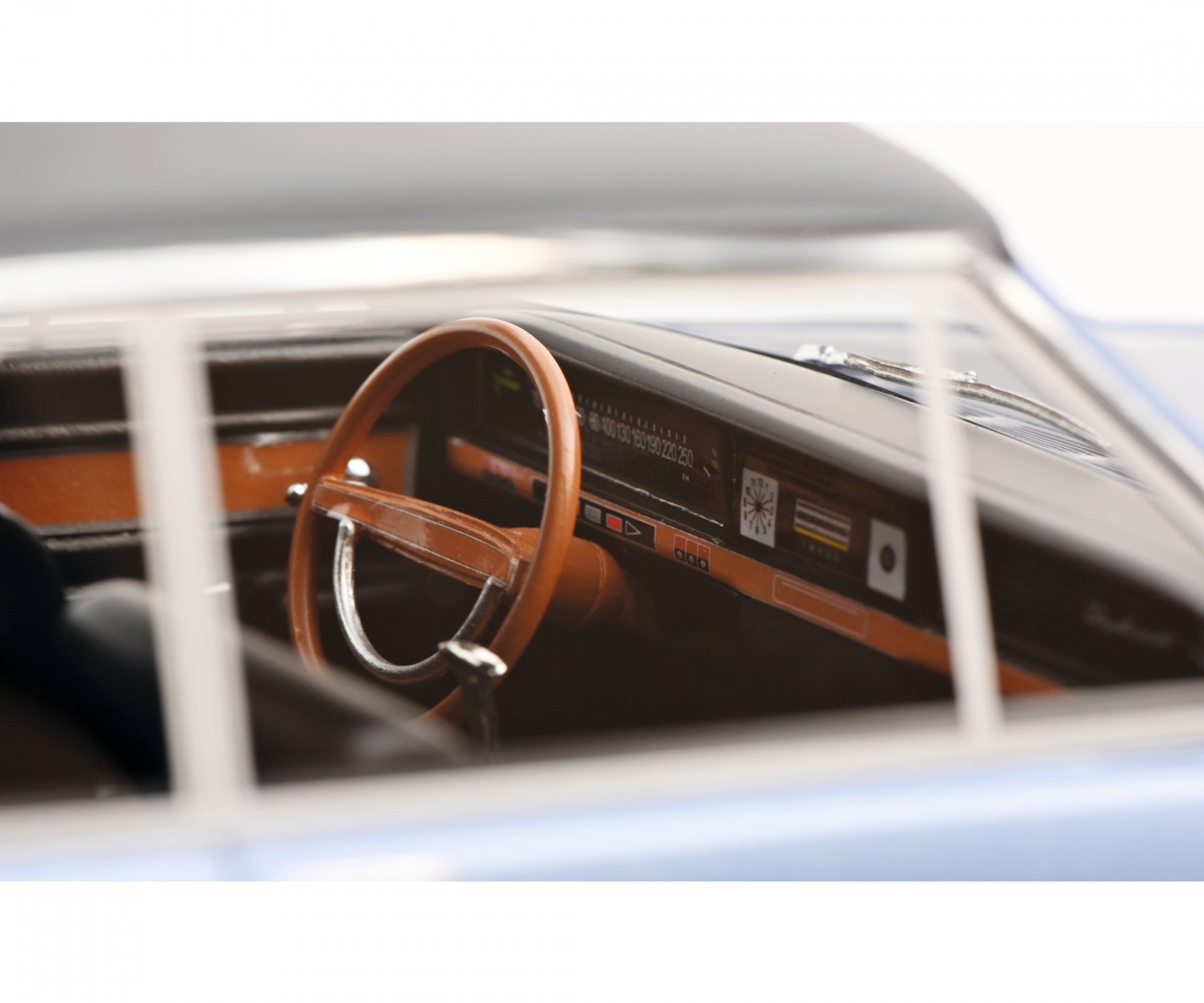 Schuco 1:18 Opel Diplomat A Coupe 450053400