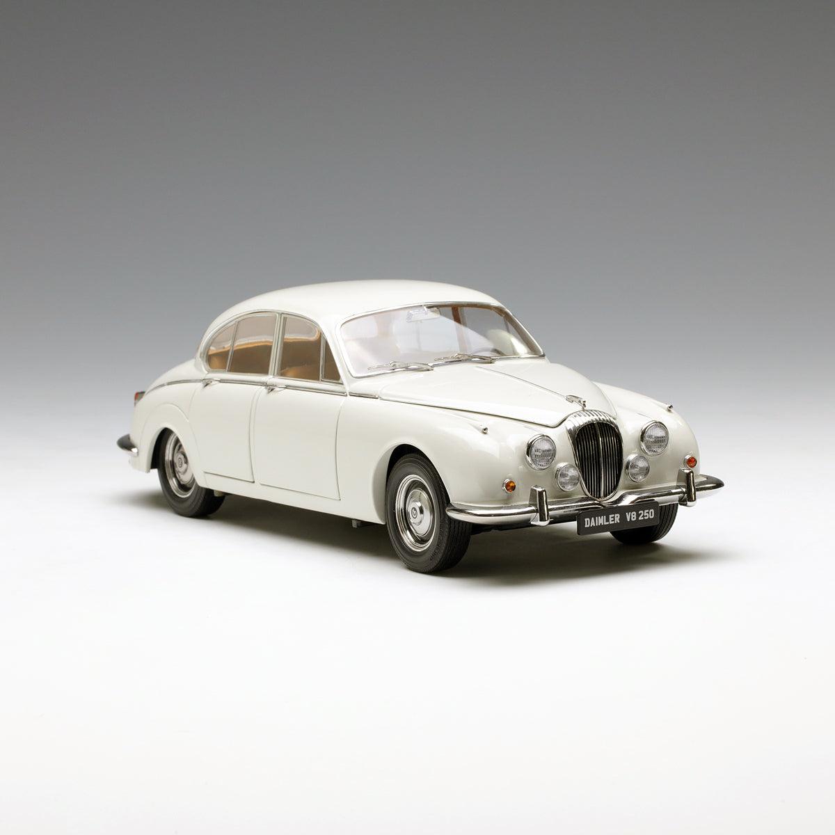 Paragon 1:18 Daimler 250 V8 1967 O.E. White PA-98313