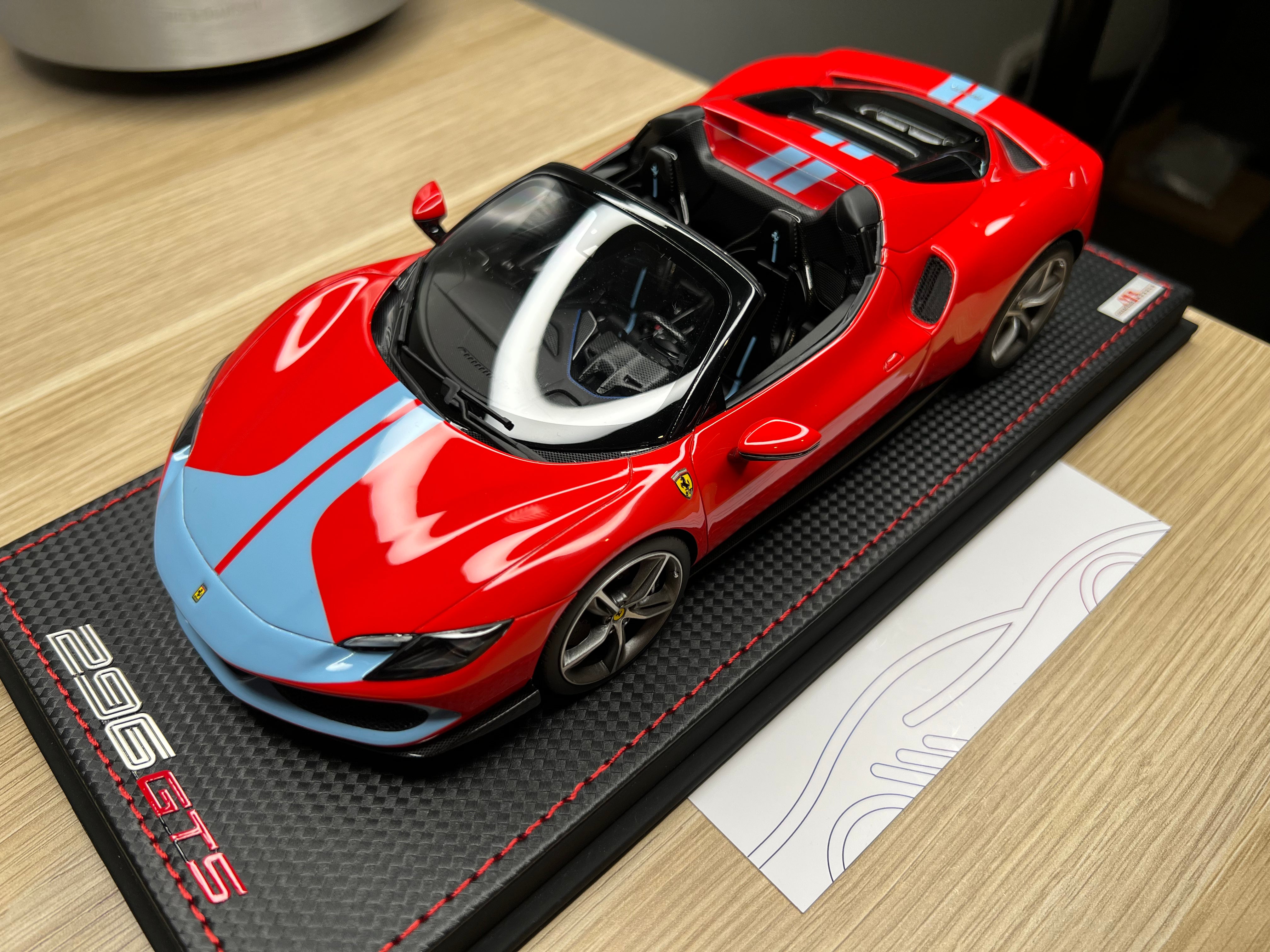 Ferrari 296 GTS - Rosso Scuderia/Azzurro La Plata Livery with Assetto Fiorano - 1:18