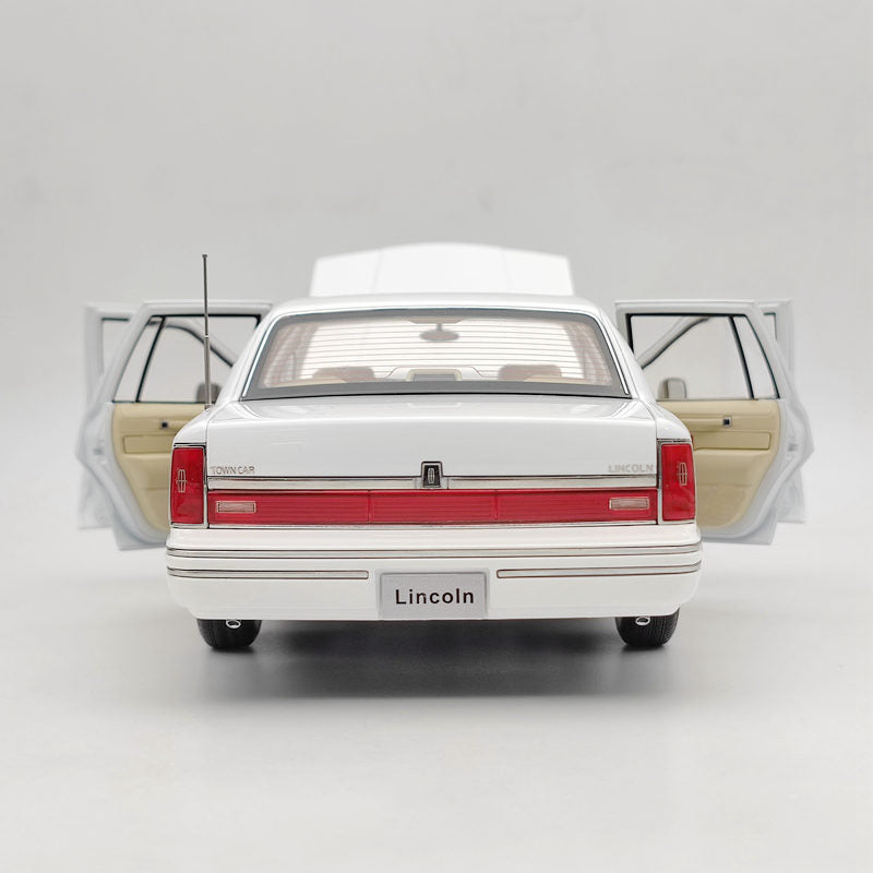 1/18 Lincoln Towncar V8 1993-1995 Super Diecast model (Leather seat) White