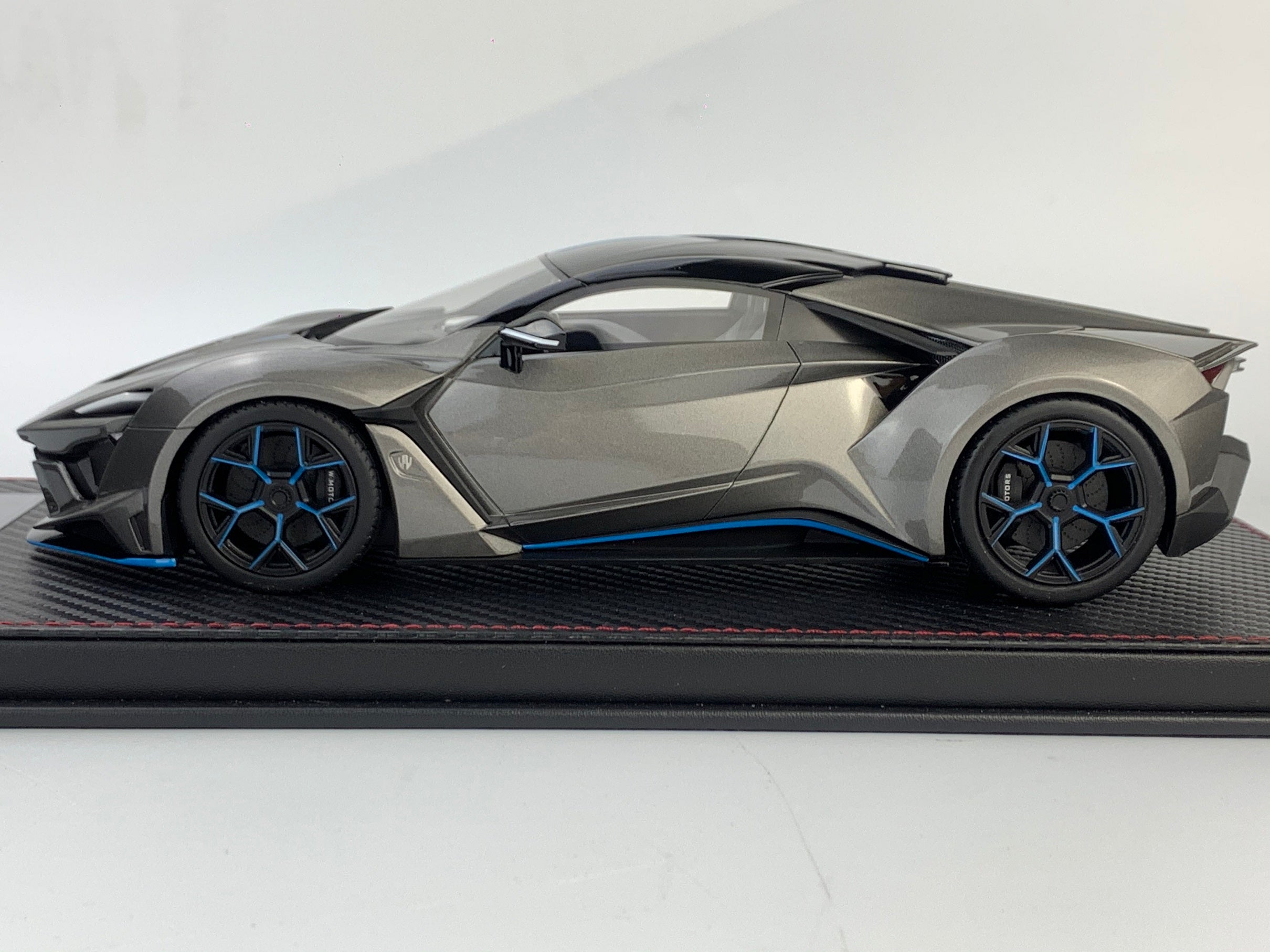 Frontiart SophiArt 1:18 W Motor Fenyr Supersport Metallic Grey SA003-14