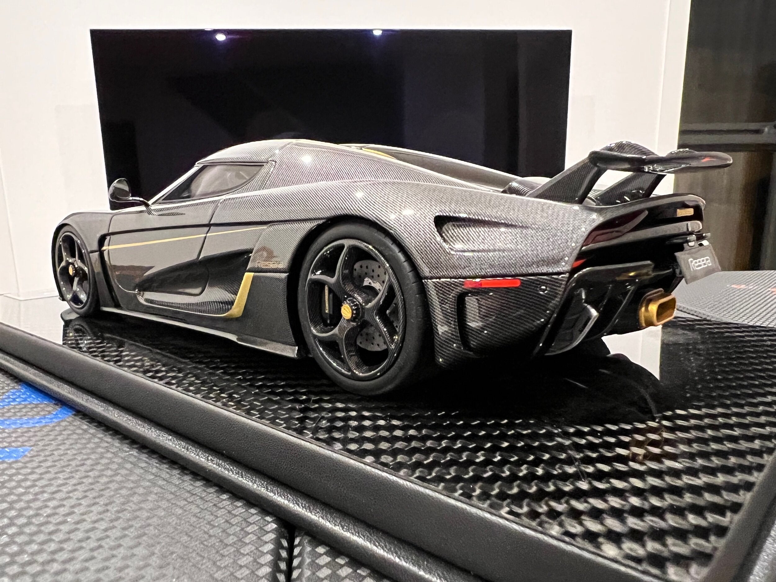 Koenigsegg Regera Golden Knight - 1:18