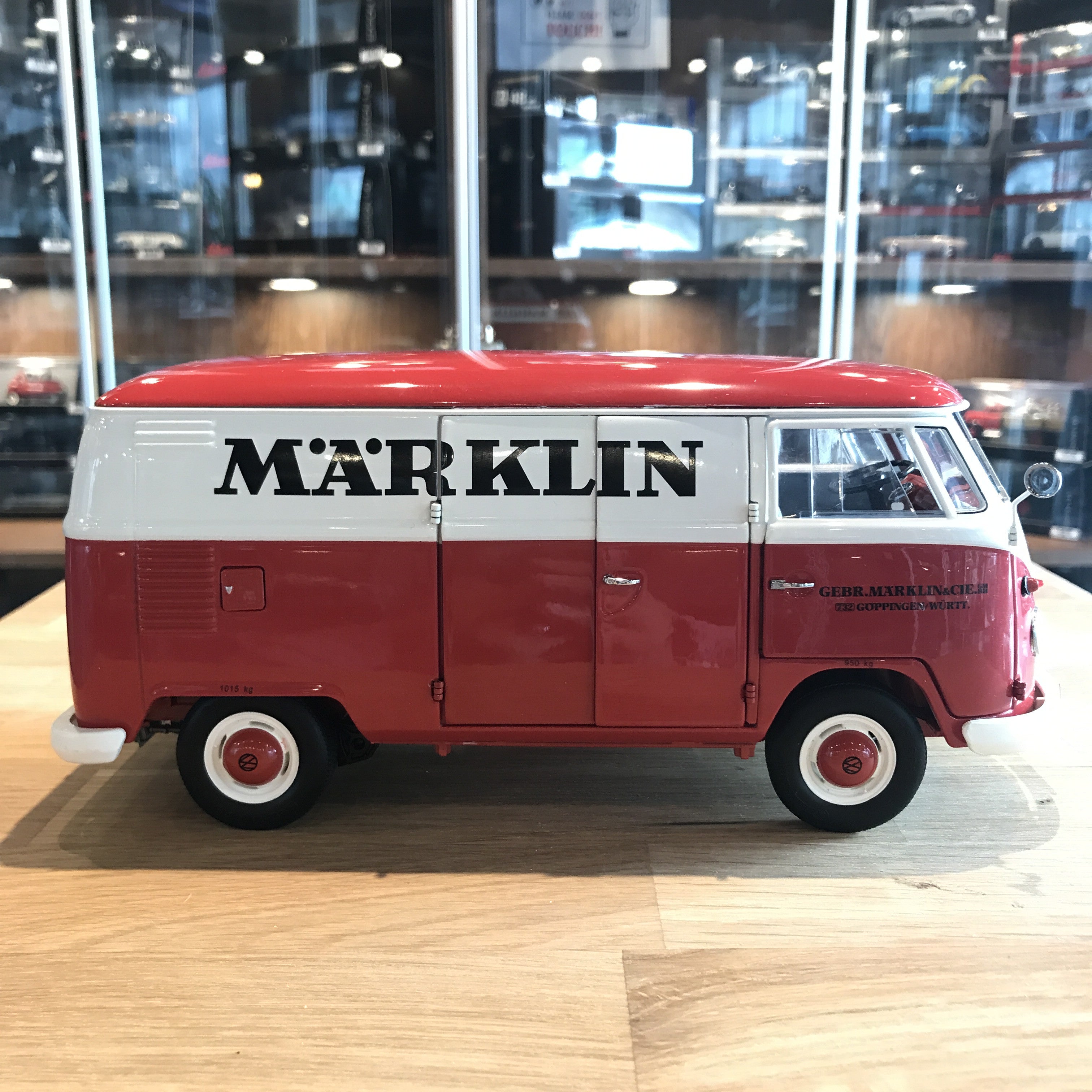 Schuco 1:18 Volkswagen VW T1 Box Van 
