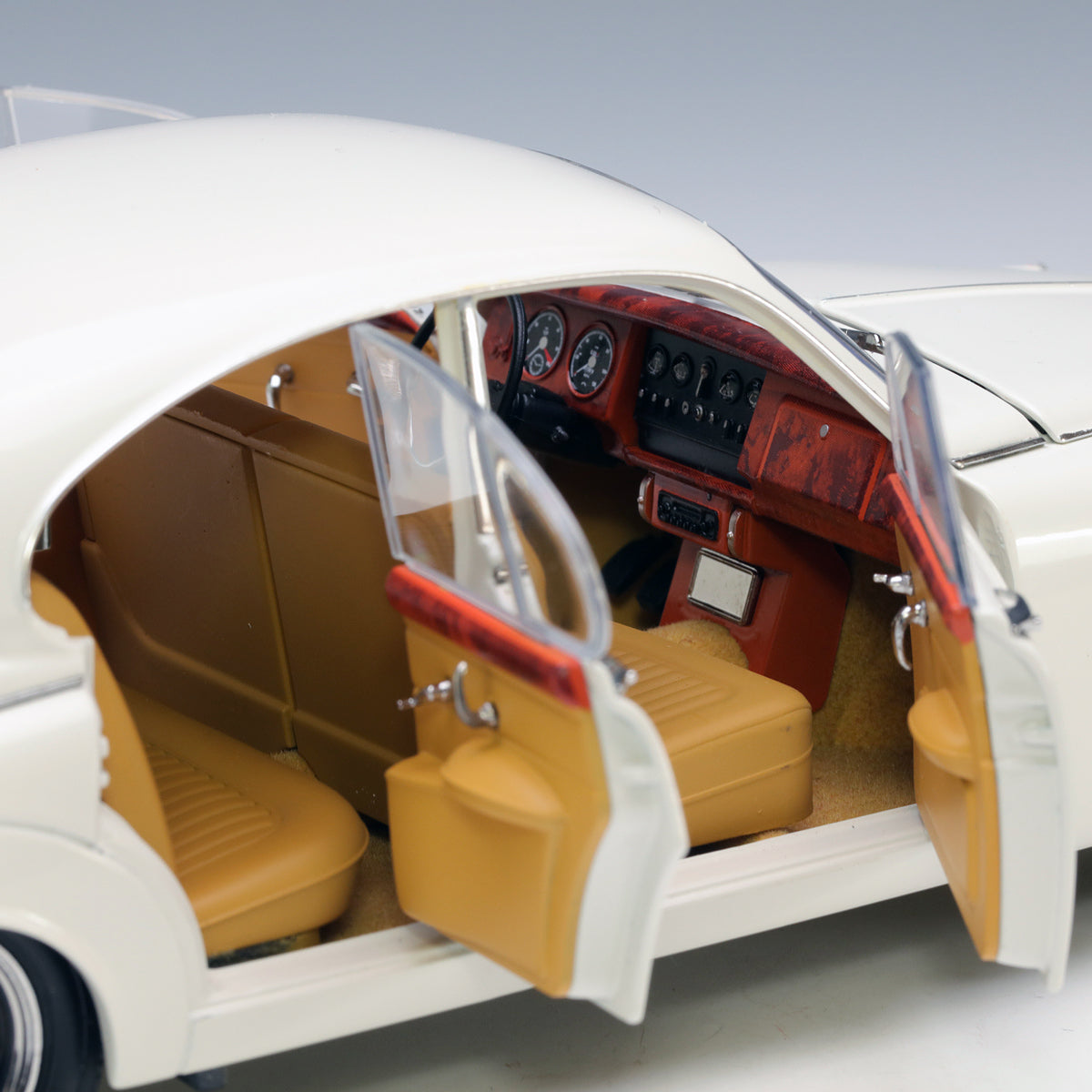 Paragon 1:18 Daimler 250 V8 1967 O.E. White PA-98313