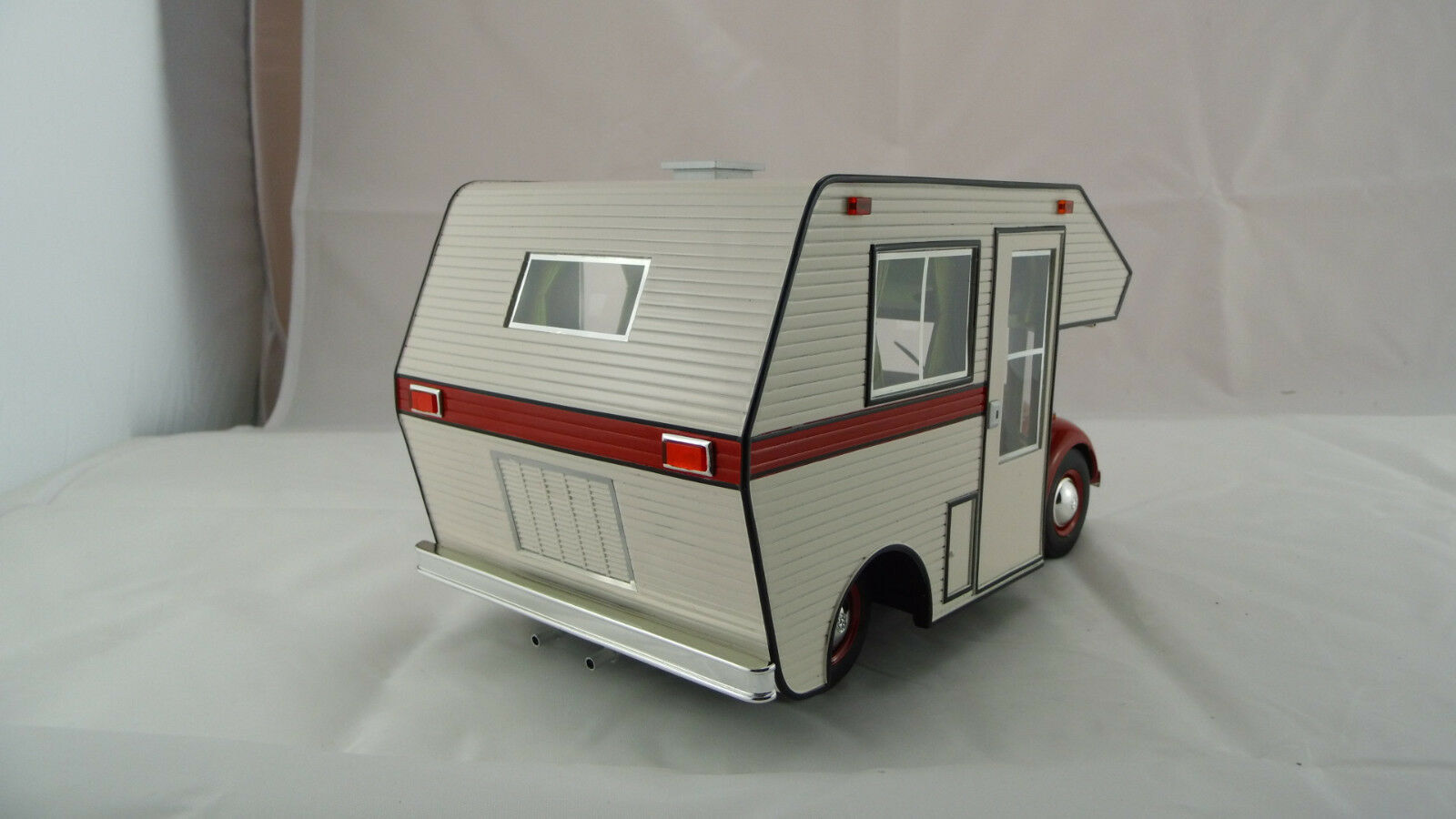 Schuco 1:18 Volkswagen Beetle Motorhome red 450011200