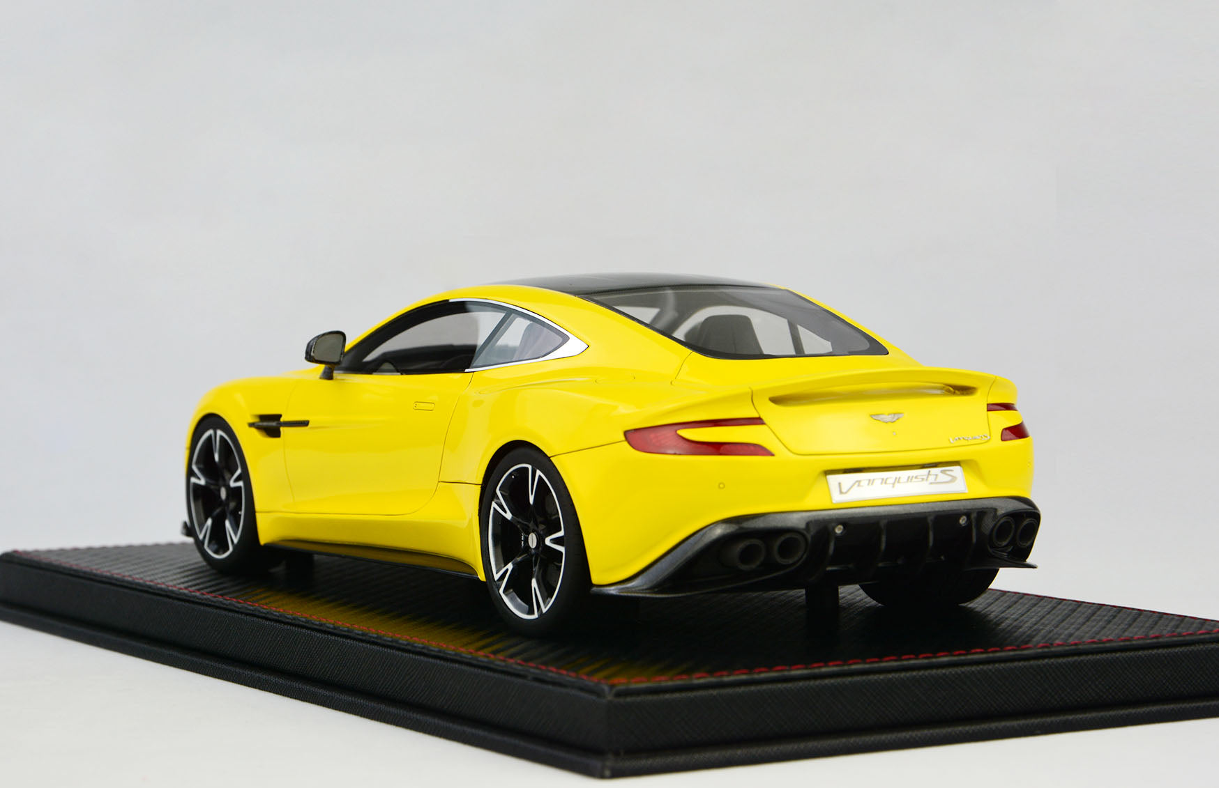 Frontiart AvanStyle 1/18 Aston Martin Vanquish S Yellow AS018-121
