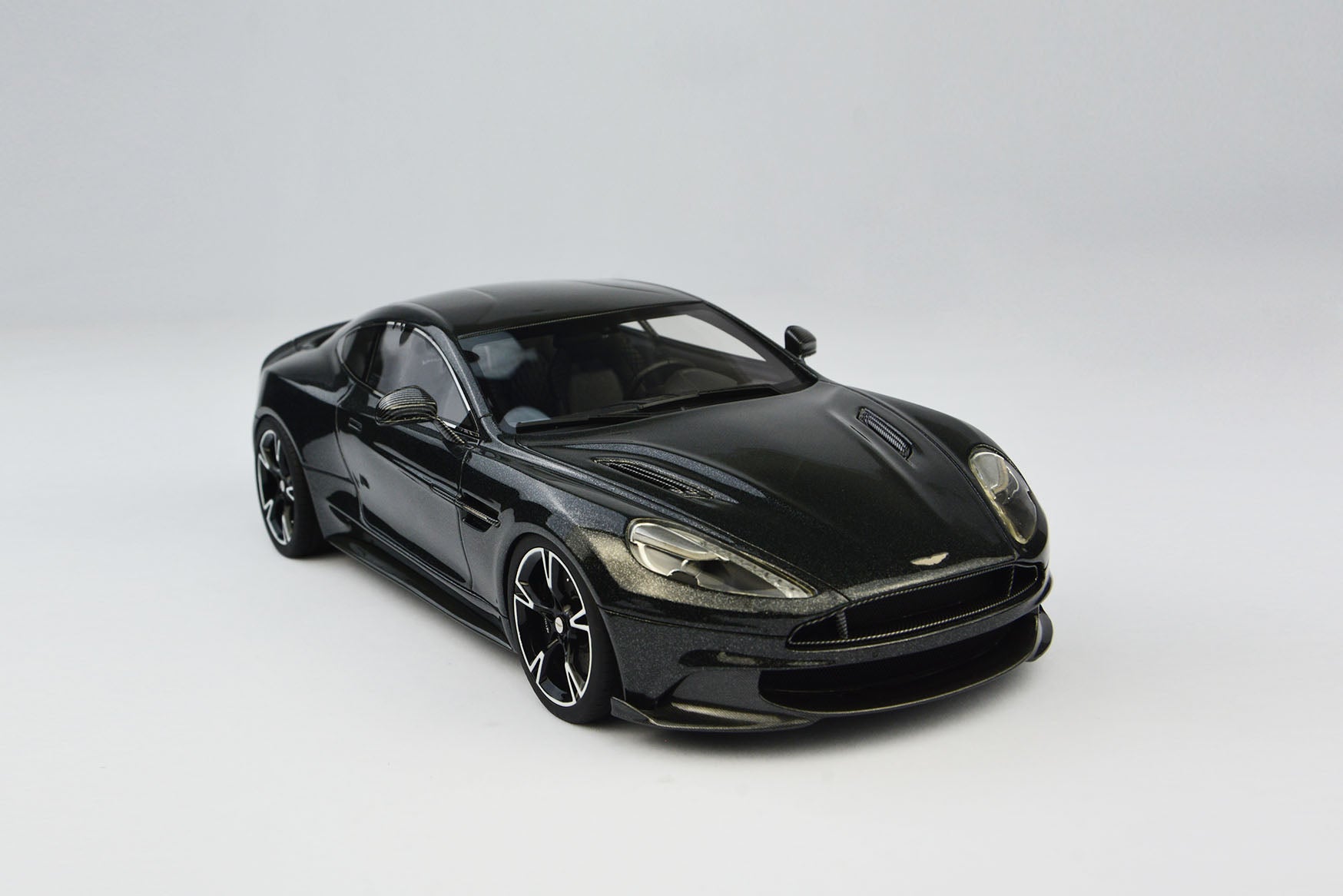 Frontiart AvanStyle 1:18 Aston Martin Vanquish S Ceramic Gray AS018-99