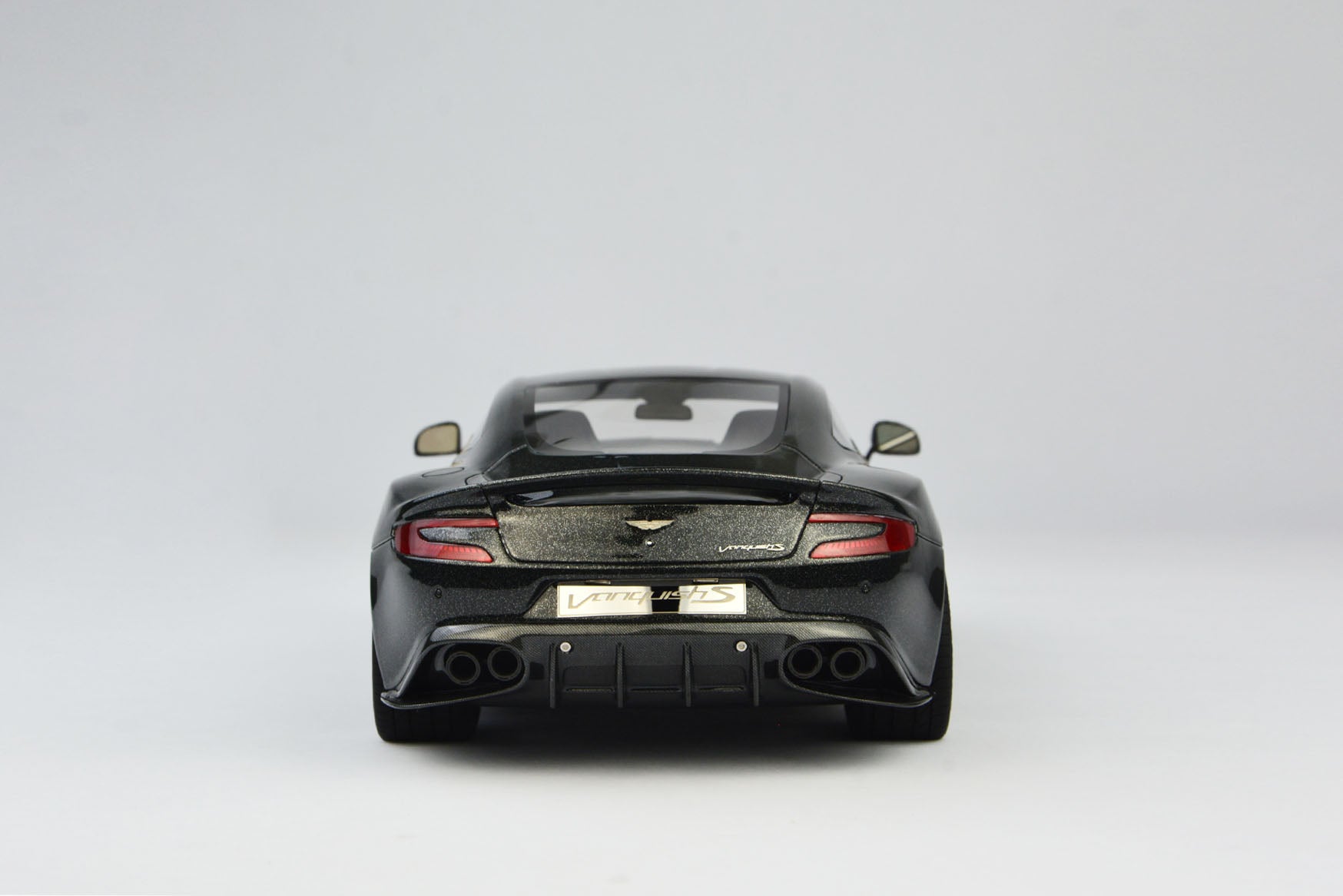 Frontiart AvanStyle 1:18 Aston Martin Vanquish S Ceramic Gray AS018-99