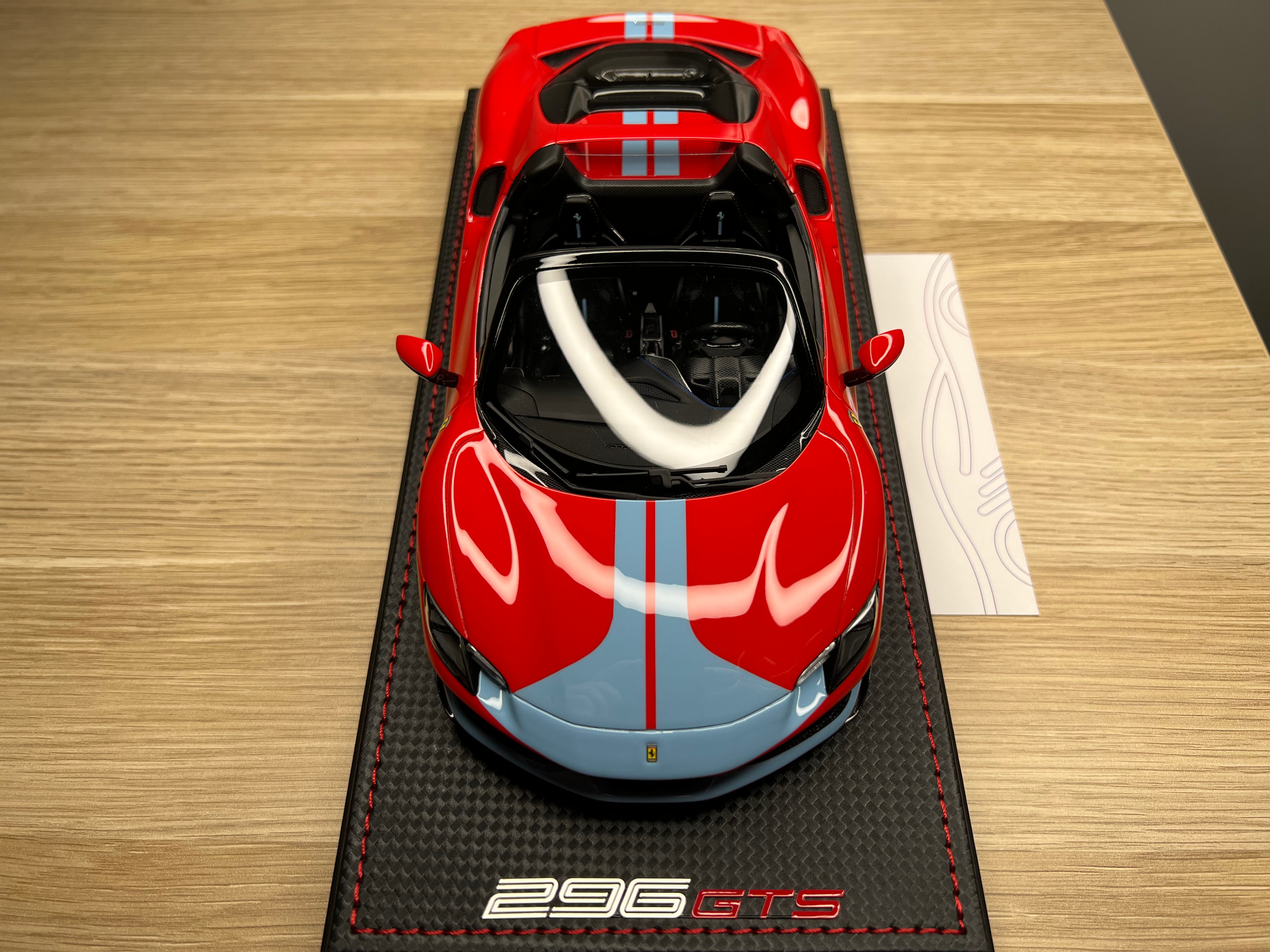 Ferrari 296 GTS - Rosso Scuderia/Azzurro La Plata Livery with Assetto Fiorano - 1:18