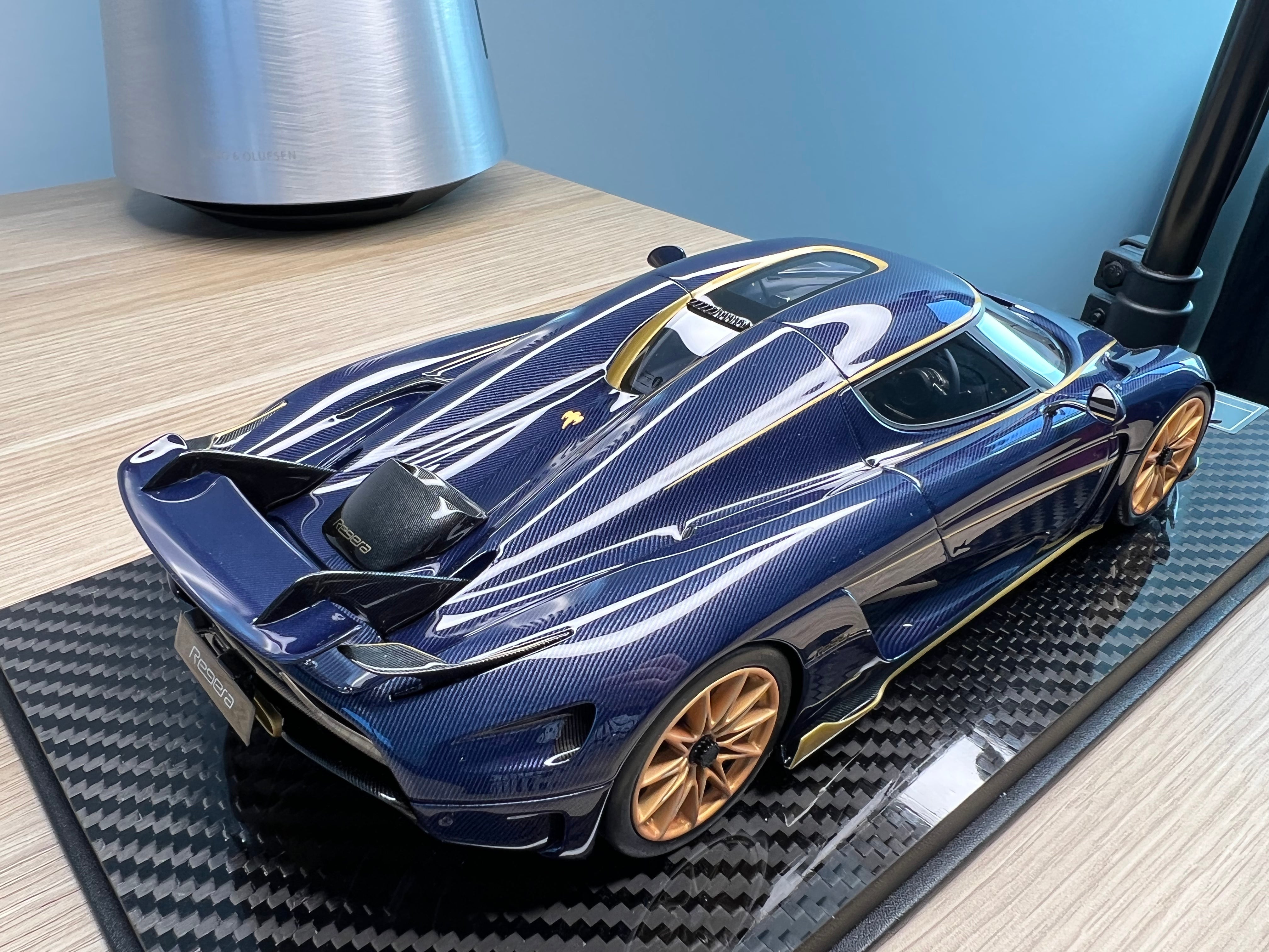 Koenigsegg Regera carbon blue tint gold wheels Zach's Garage - 1:18