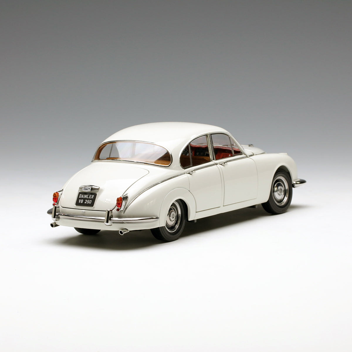 Paragon 1:18 Daimler 250 V8 1967 O.E. White PA-98313