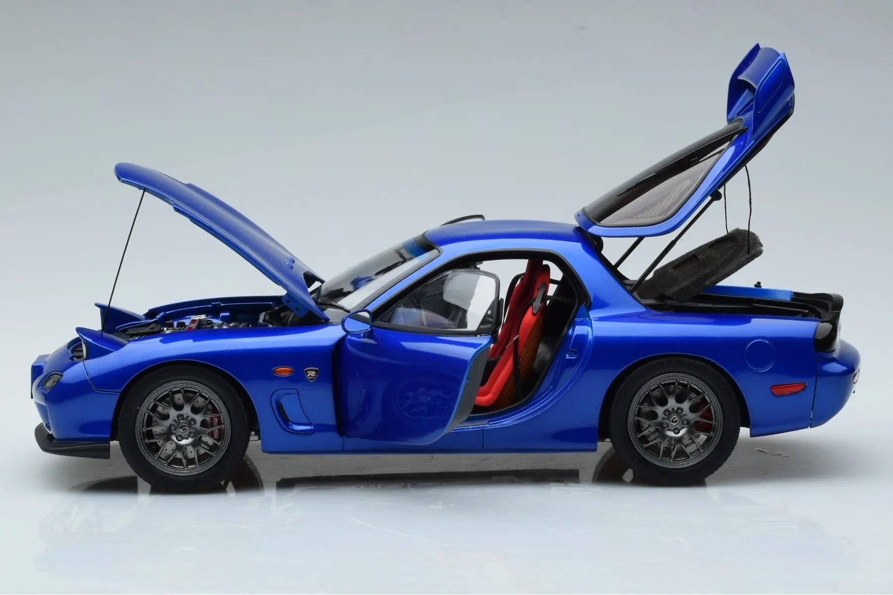 Polar Master 1:18 Mazda RX-7 (FD3S) Spirit R in Metallic Blue with Engine Display