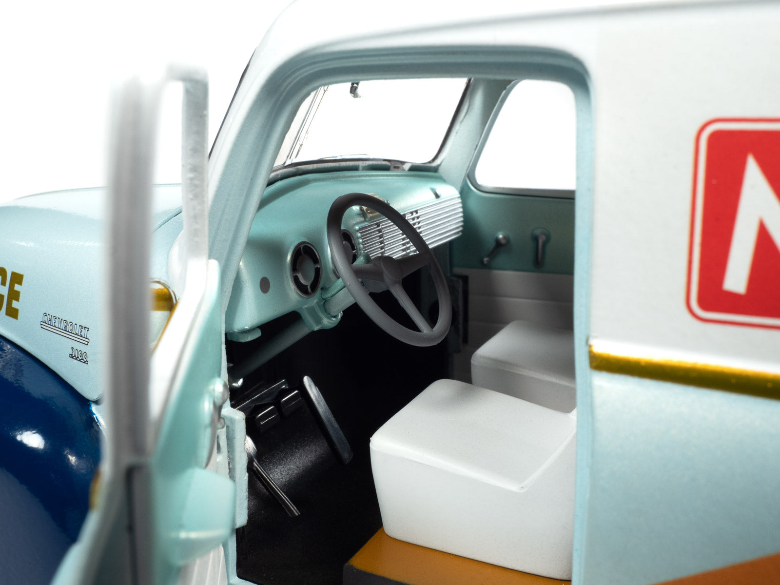 Monopoly 1948 Panel Delivery w/ Resin Figure 1:18 Scale