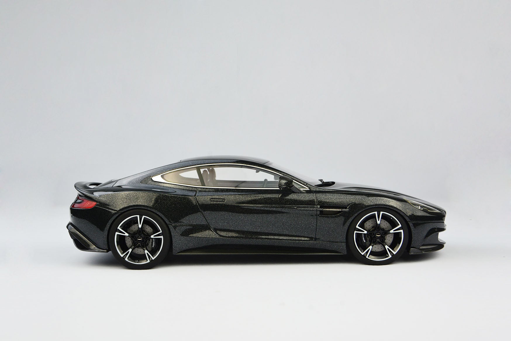 Frontiart AvanStyle 1:18 Aston Martin Vanquish S Ceramic Gray AS018-99