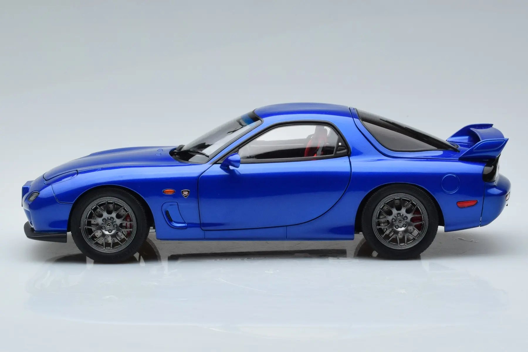 Polar Master 1:18 Mazda RX-7 (FD3S) Spirit R in Metallic Blue with Engine Display