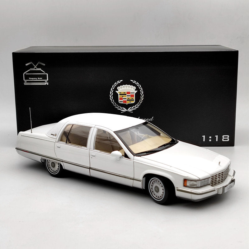 GM 1:18 1993 Cadillac Fleetwood Sedan White Diecast Model Car Edition Collection