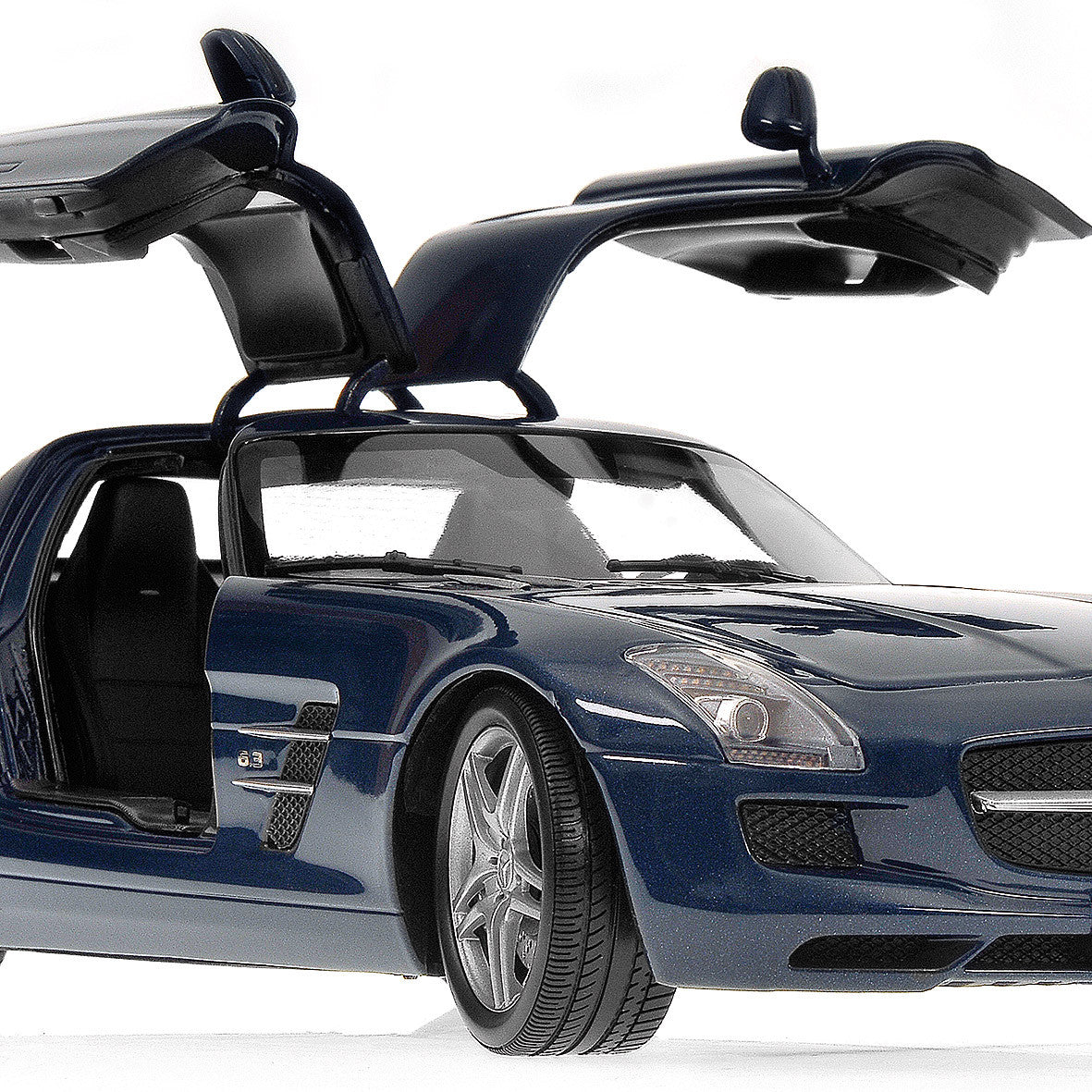 Minichamps 1:18 Mercedes-Benz SLS AMG 2010 Blue Metallic 100039021