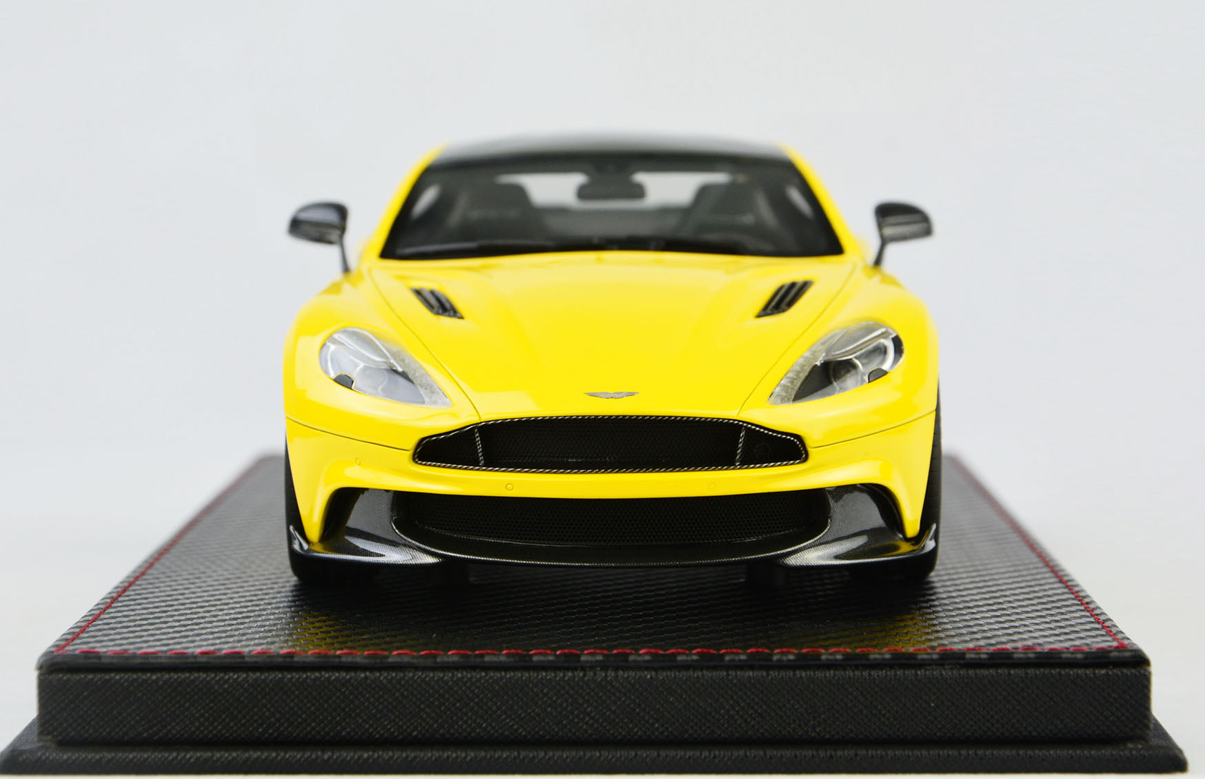 Frontiart AvanStyle 1/18 Aston Martin Vanquish S Yellow AS018-121