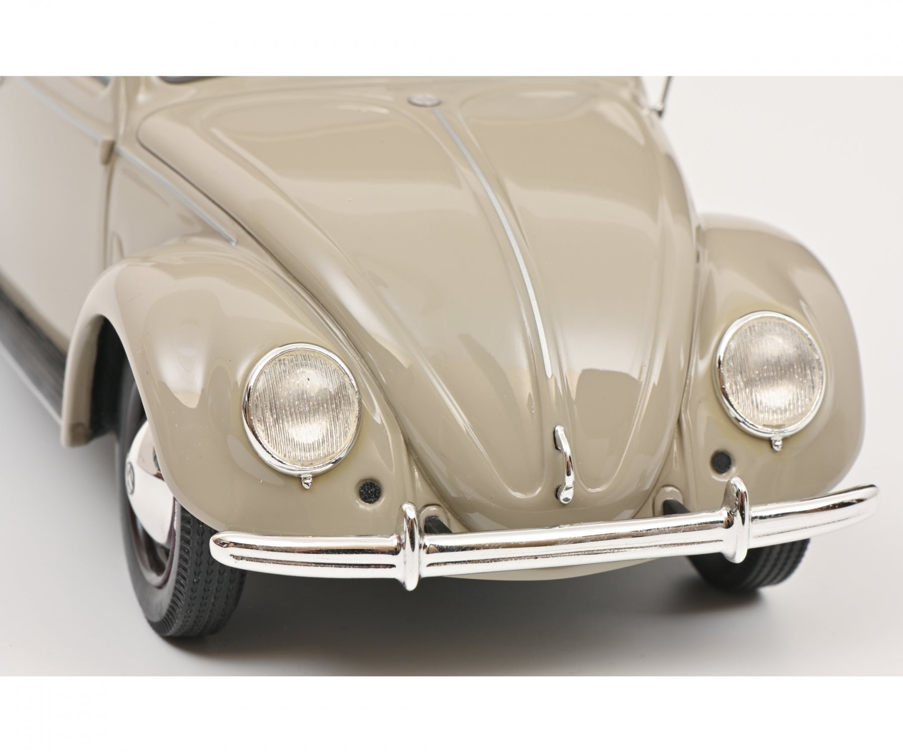 Schuco 1:18 Volkswagen Beetle Beige 450047600
