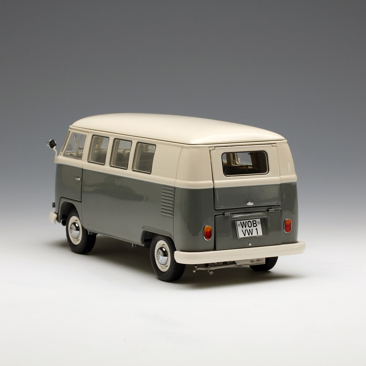 Schuco 1:18 Volkswagen VW T1 Bus Pearl White/Grey 450037500