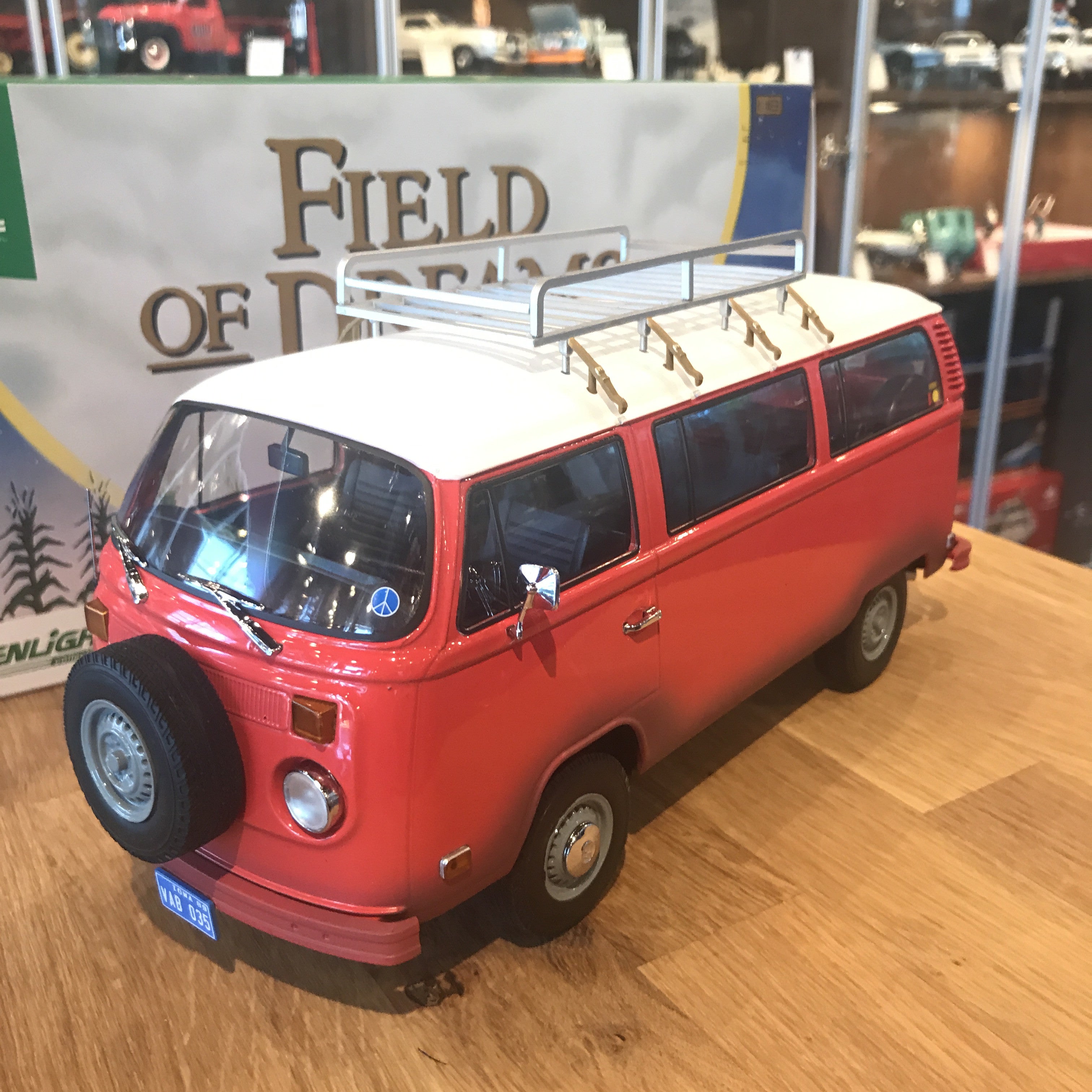 GreenLight 1:18 Artisan Collection - Field of Dreams (1989) - 1973 Volkswagen Type 2 (T2B) Bus 19010