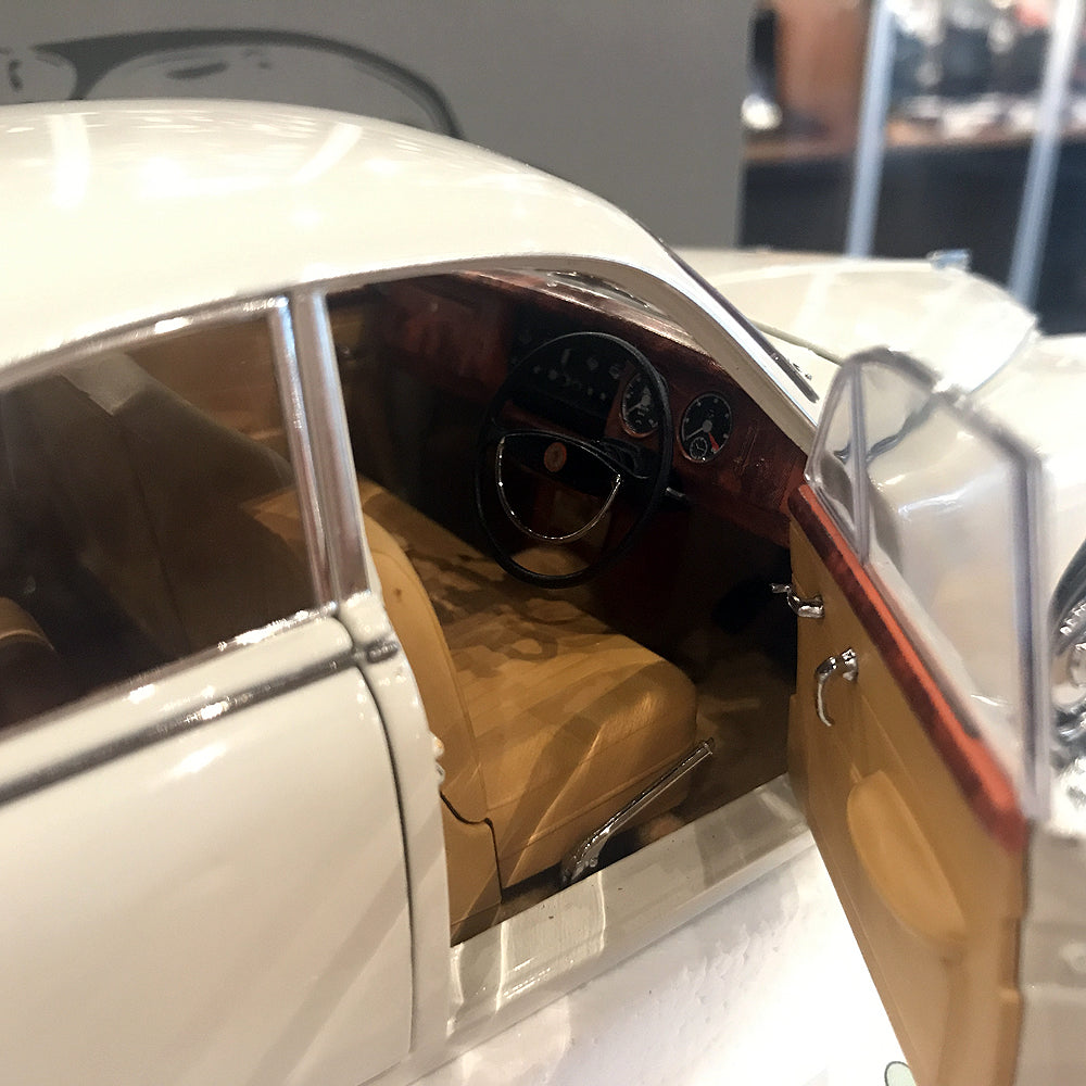 Paragon 1:18 Daimler 250 V8 1967 O.E. White PA-98313