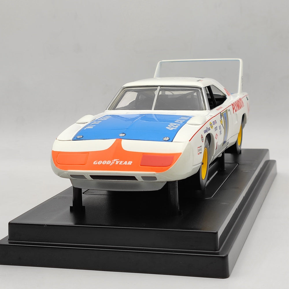 1/18 1970 Plymouth Superbird Race Car #1 Roger Mccluskey Winged Warriors #29530P Diecast Model Car Limited Edition Collection Auto  Toys Christmas Gifts