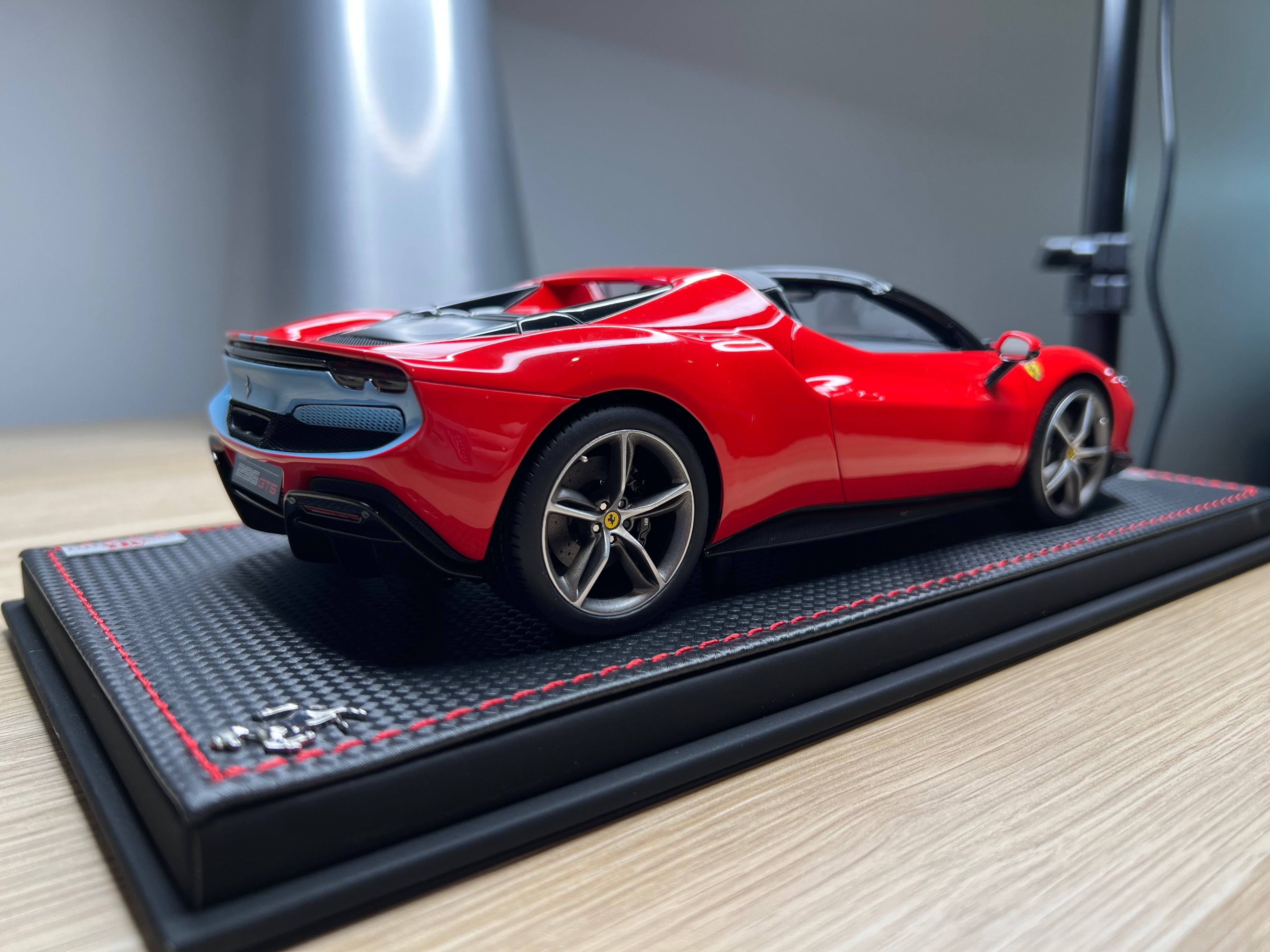 Ferrari 296 GTS - Rosso Scuderia/Azzurro La Plata Livery with Assetto Fiorano - 1:18