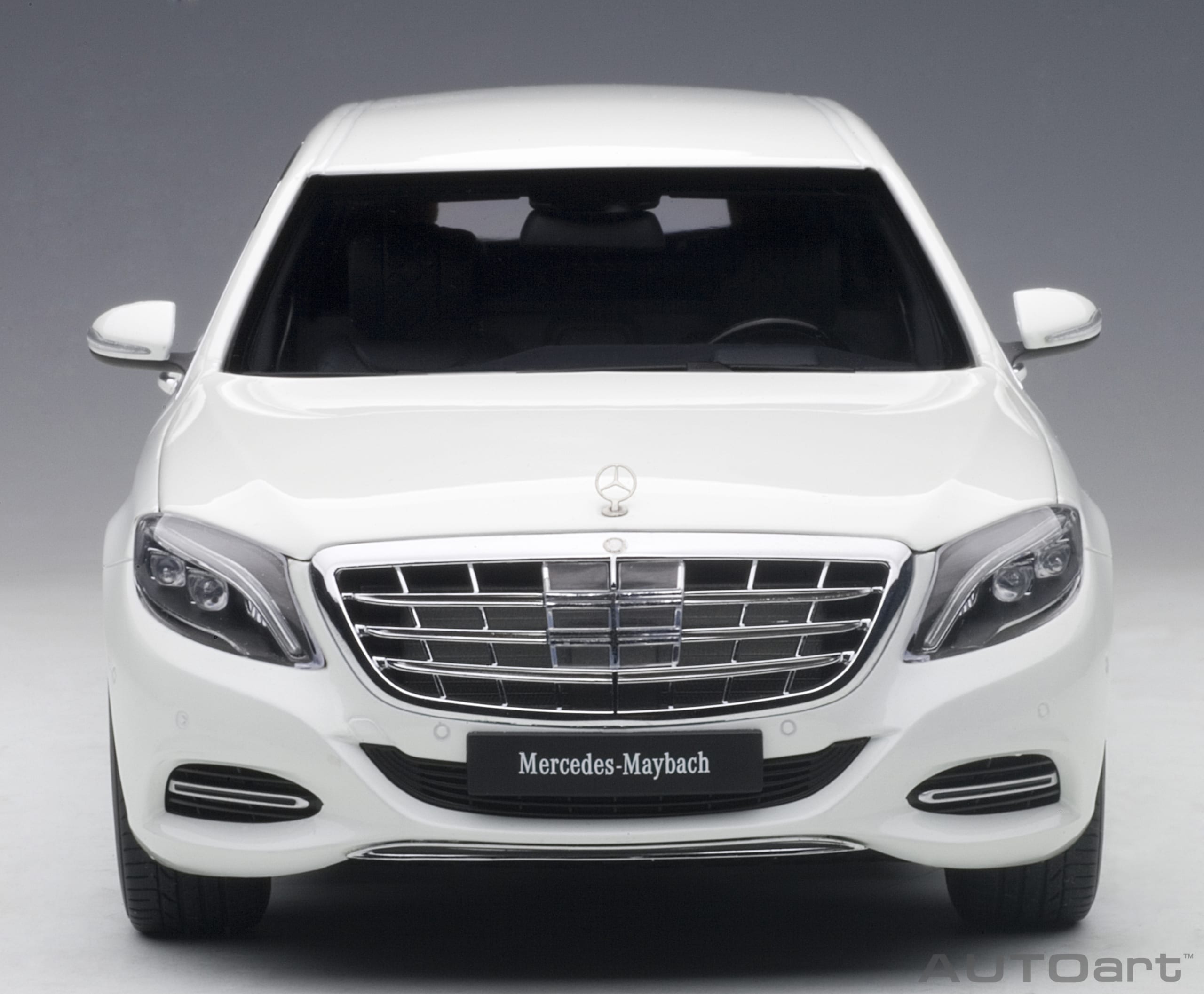 AUTOart 1:18 Mercedes-Maybach S-Klasse S600 Pullman White 76296
