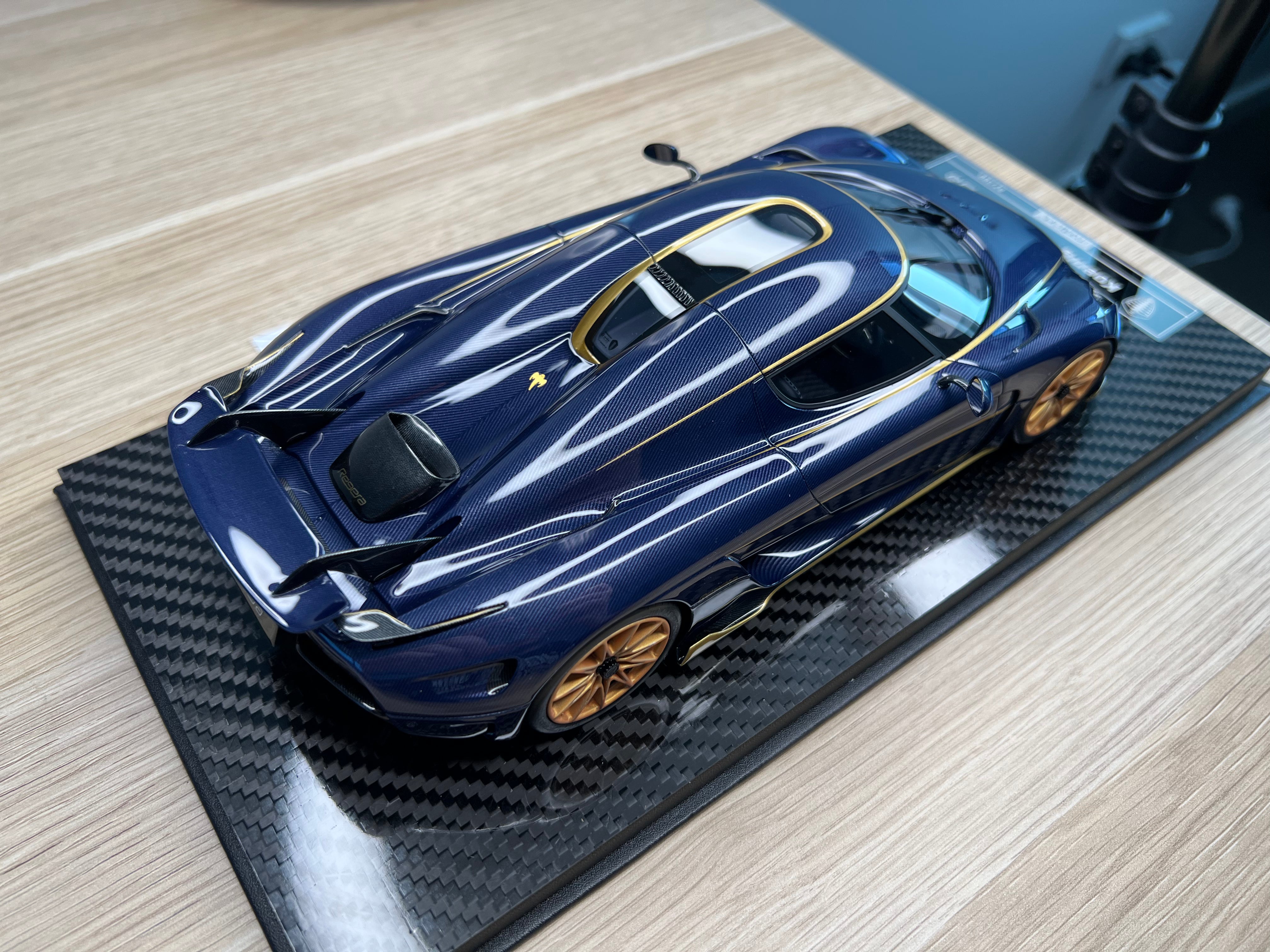 Koenigsegg Regera carbon blue tint gold wheels Zach's Garage - 1:18