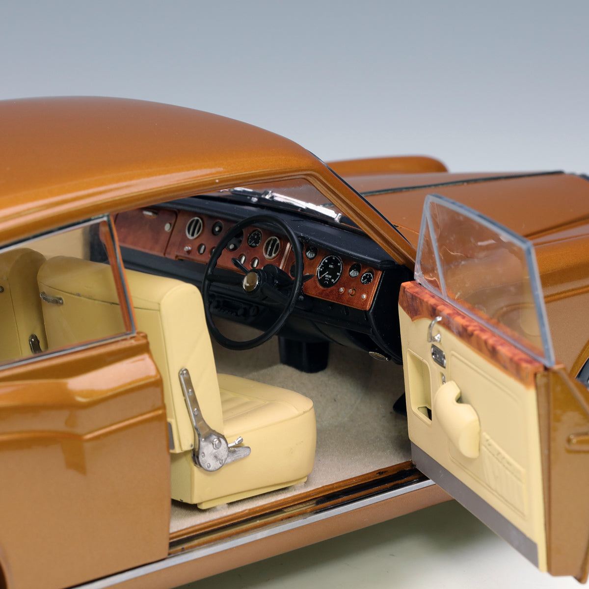 Paragon 1:18 Rolls Royce Silver Shadow MPW Orange PA-98205