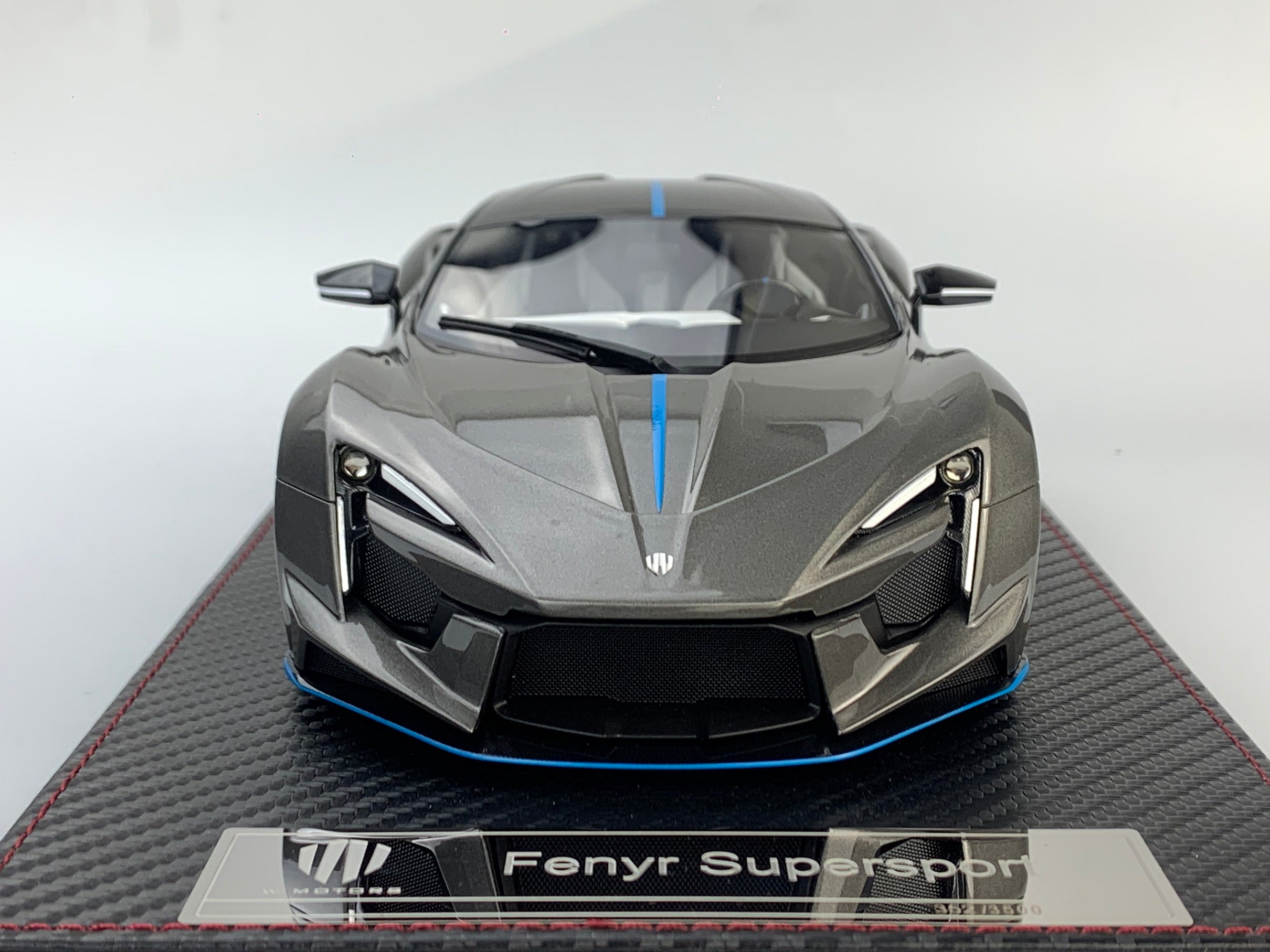 Frontiart SophiArt 1:18 W Motor Fenyr Supersport Metallic Grey SA003-14