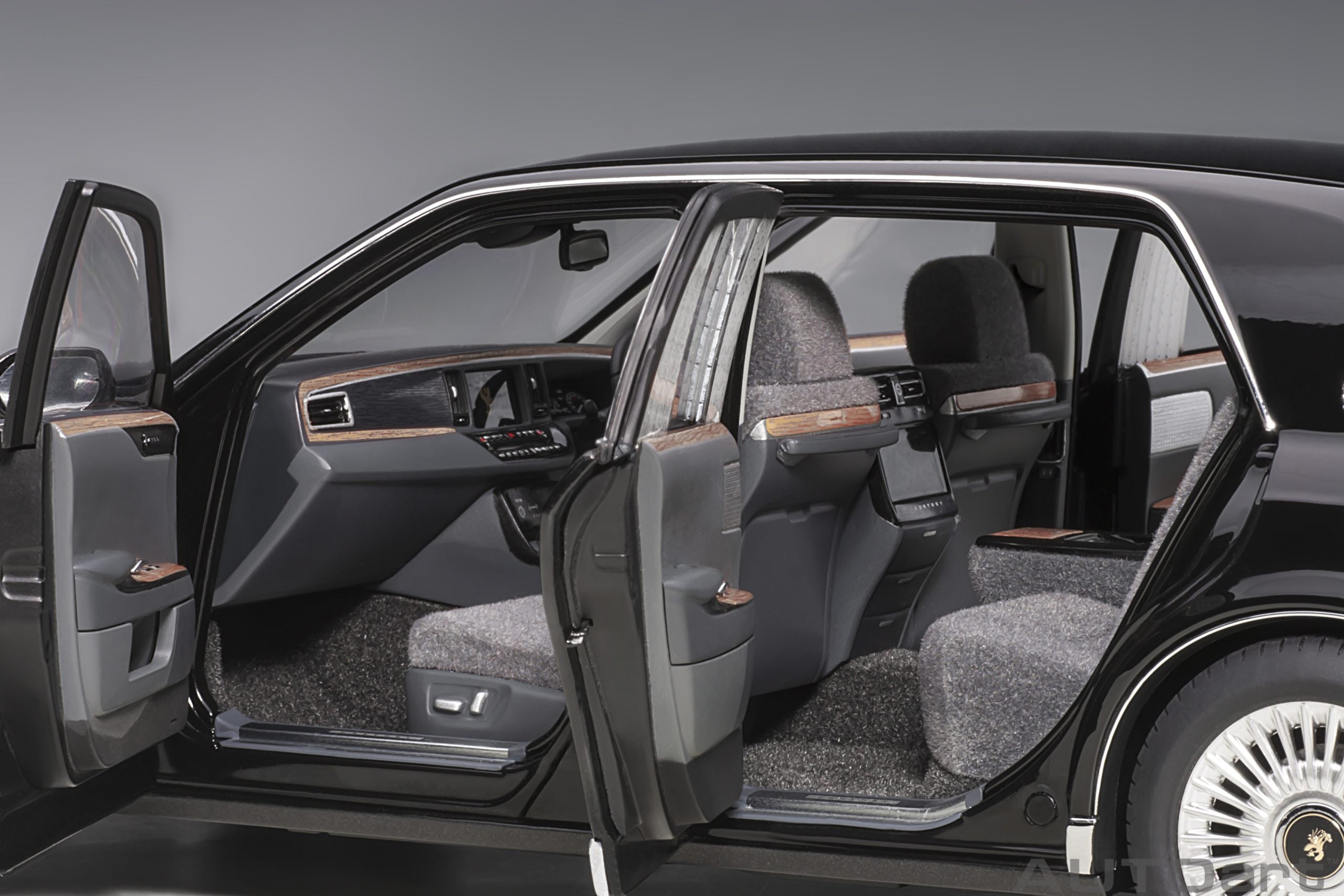 AUTOart 1:18 Toyota Century with curtains (Black) 78765