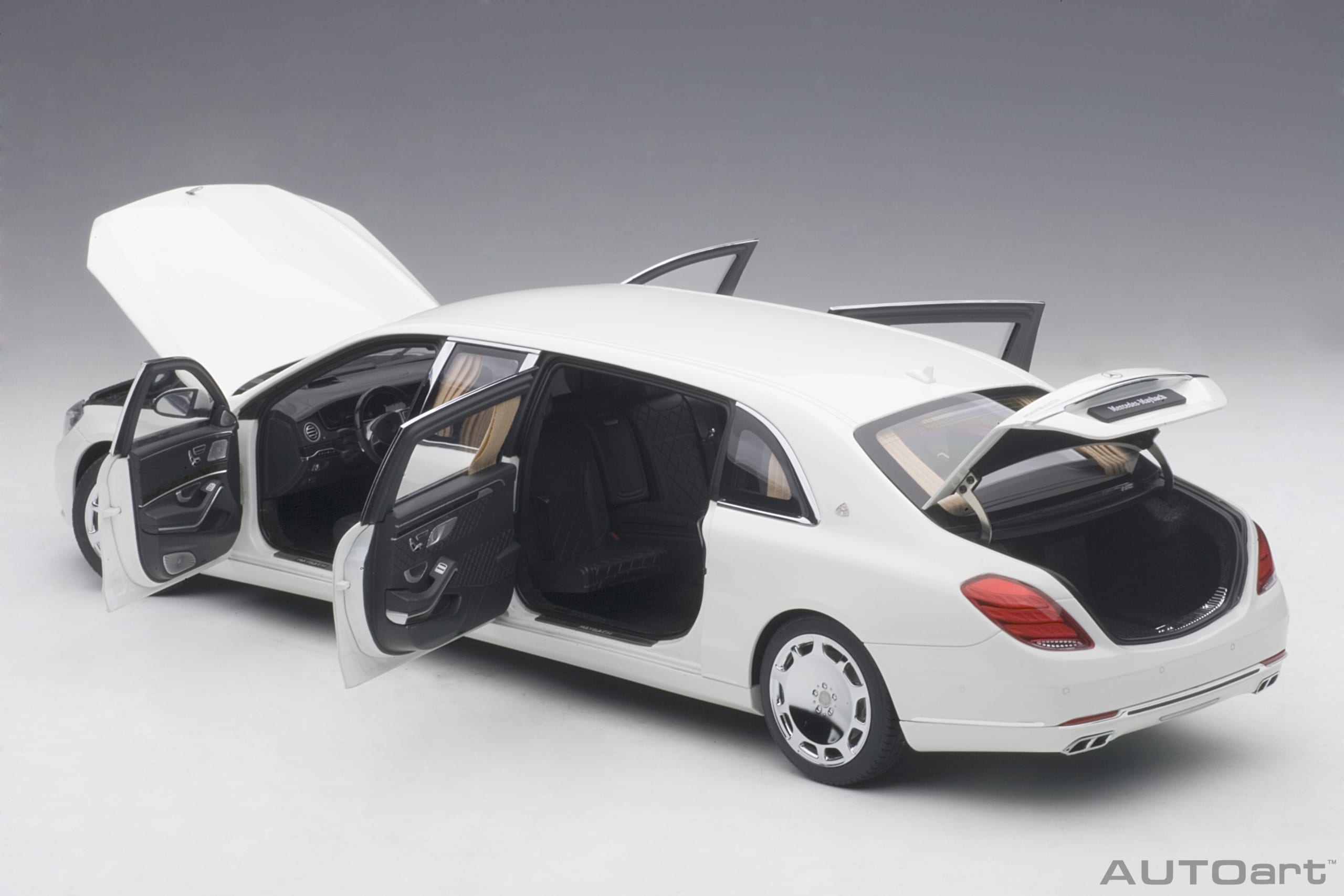 AUTOart 1:18 Mercedes-Maybach S-Klasse S600 Pullman White 76296