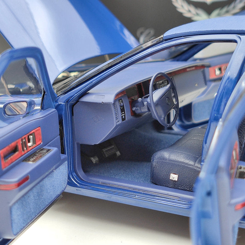 GM 1:18 1993 Cadillac Fleetwood Sedan Blue Diecast Model Car Edition Collection