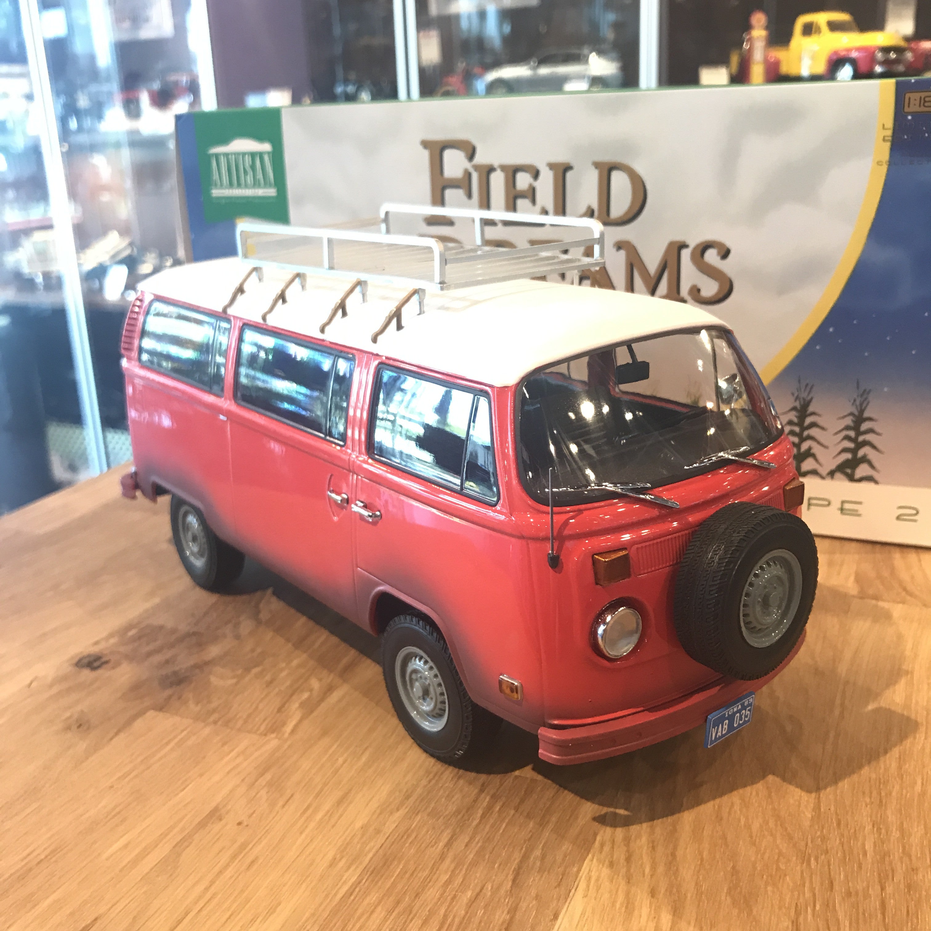 GreenLight 1:18 Artisan Collection - Field of Dreams (1989) - 1973 Volkswagen Type 2 (T2B) Bus 19010