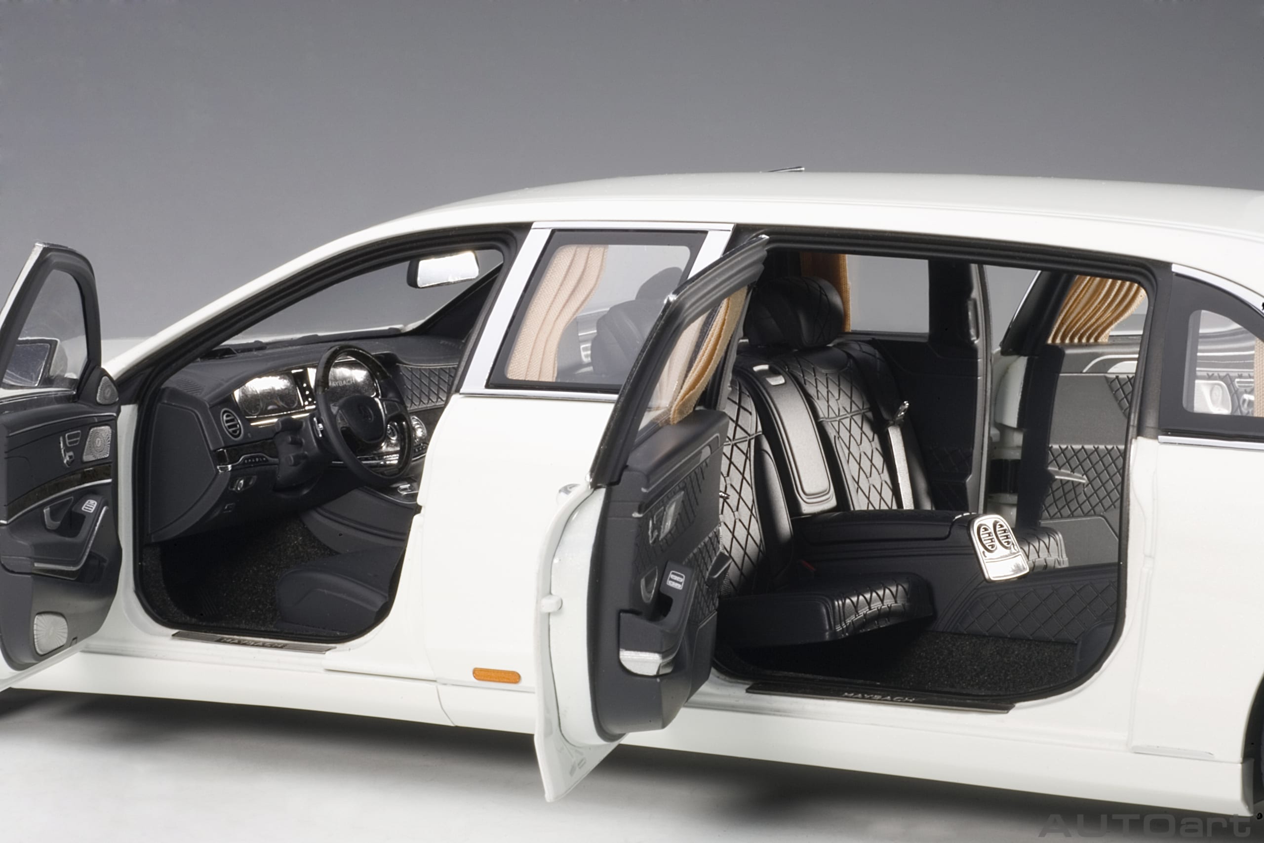 AUTOart 1:18 Mercedes-Maybach S-Klasse S600 Pullman White 76296