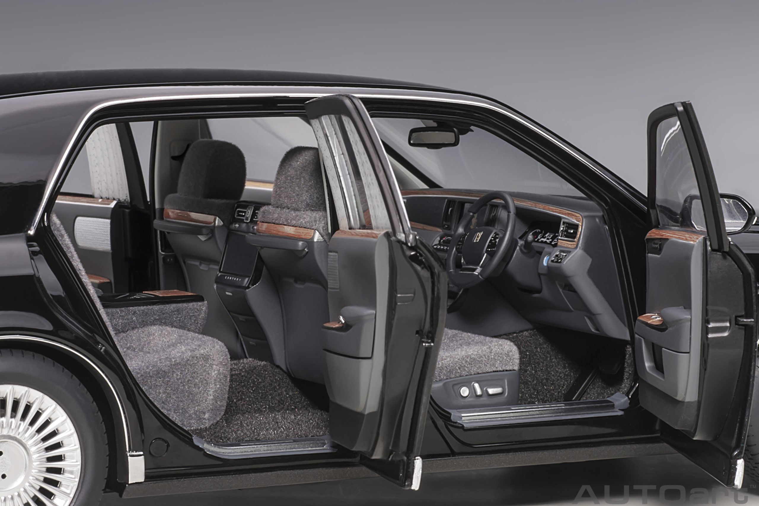 AUTOart 1:18 Toyota Century with curtains (Black) 78765