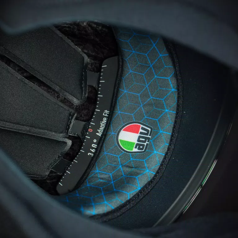 EXCLUSIVE INTERIORS AND 360¡ã ADAPTIVE FIT SYSTEM